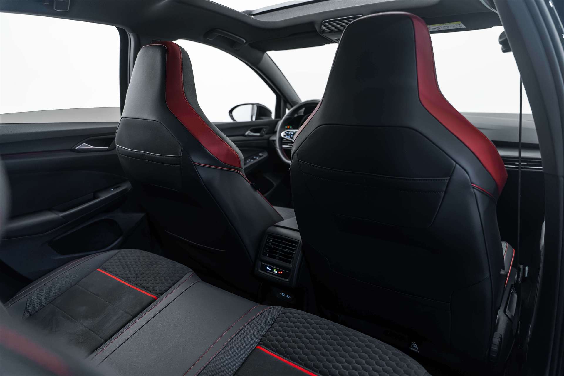 VW VW Golf 2.0 TSI GTI Clubsport DSG-image-12