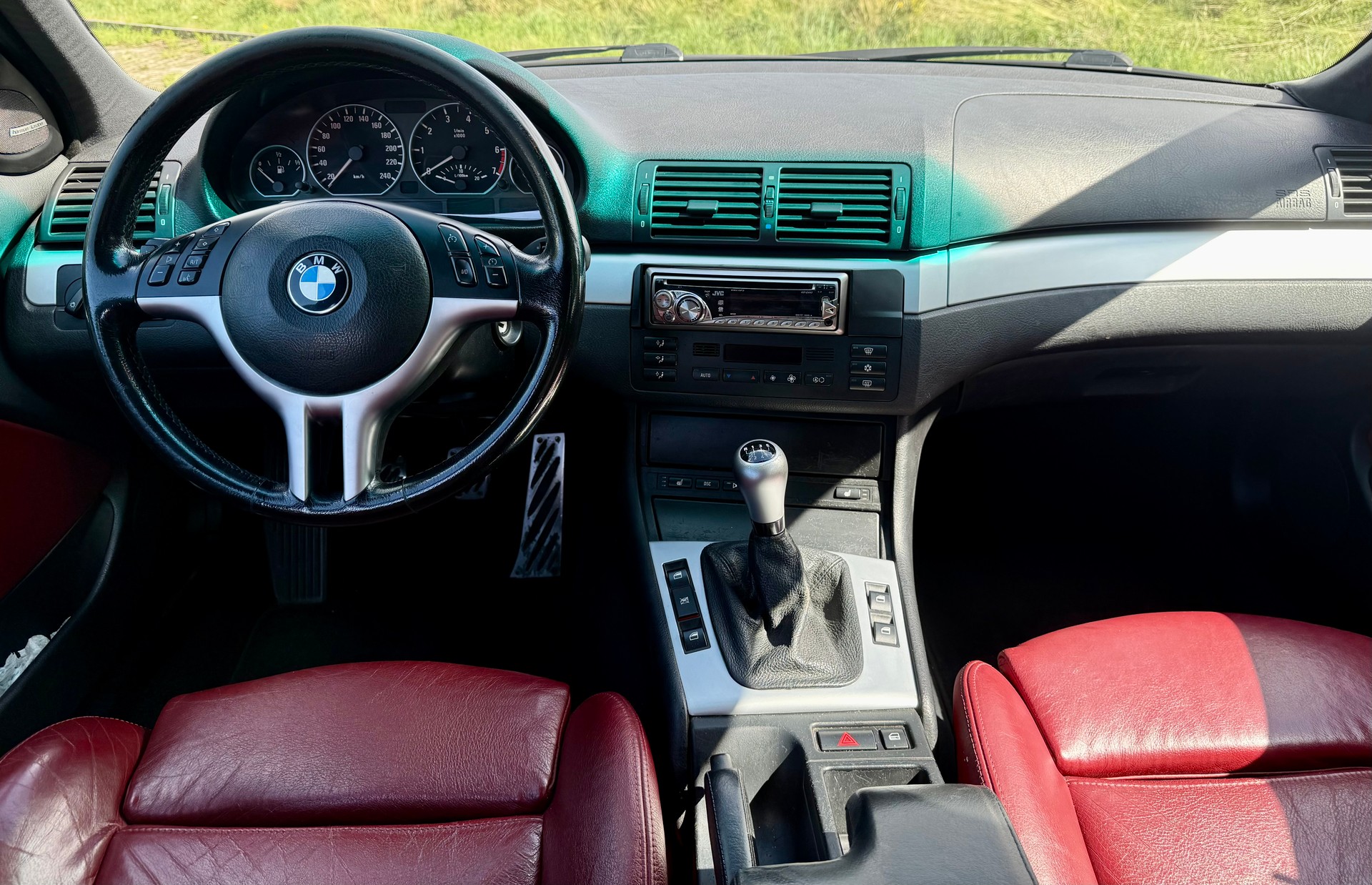 BMW 330xi-image-6