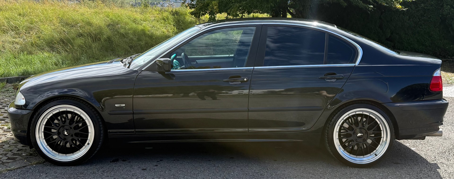 BMW 330xi-image-1