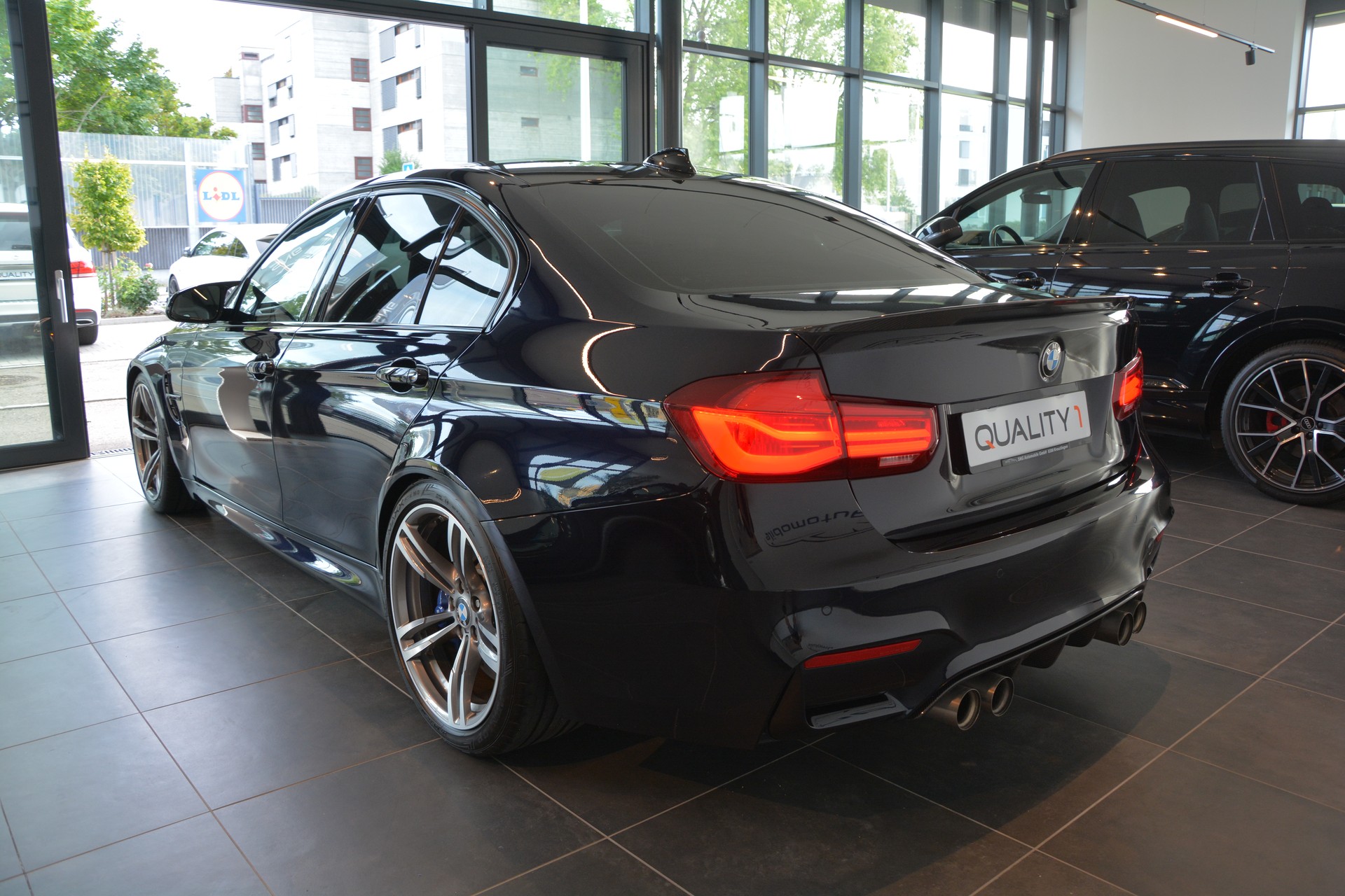 BMW M3-showroom-element-3