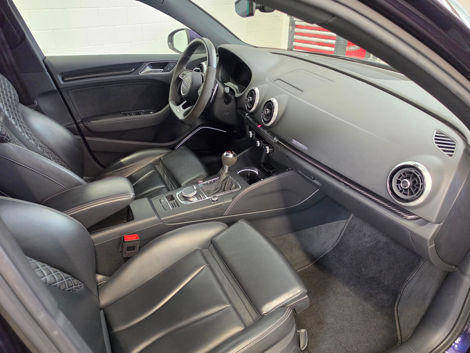 AUDI RS3 Limousine 2.5 TSI quattro S-tronic Purple & Carbon Editon-image-18