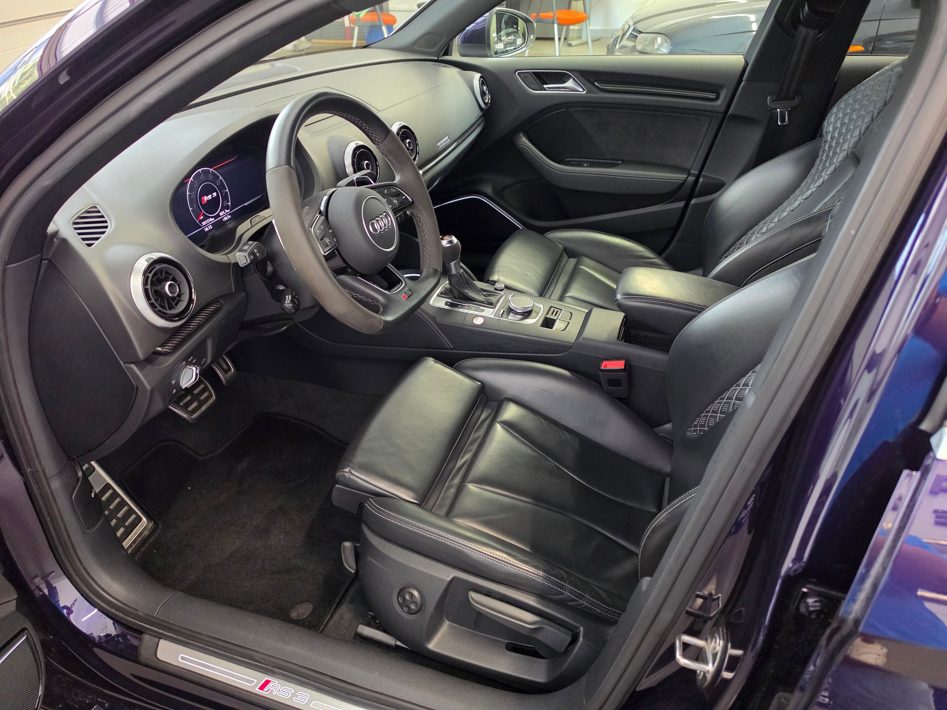 AUDI RS3 Limousine 2.5 TSI quattro S-tronic Purple & Carbon Editon-showroom-element-3