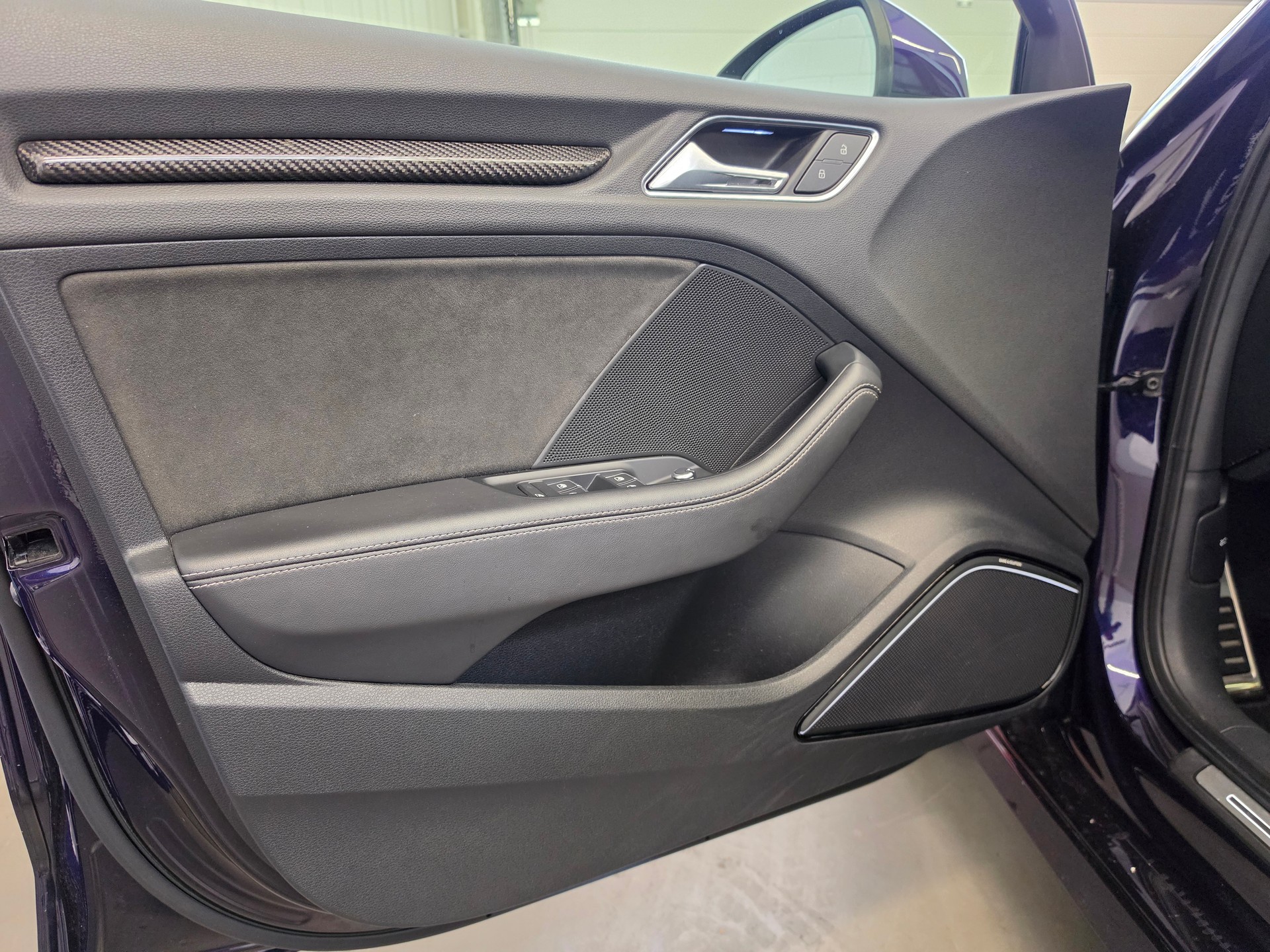 AUDI RS3 Limousine 2.5 TSI quattro S-tronic Purple & Carbon Editon-image-16