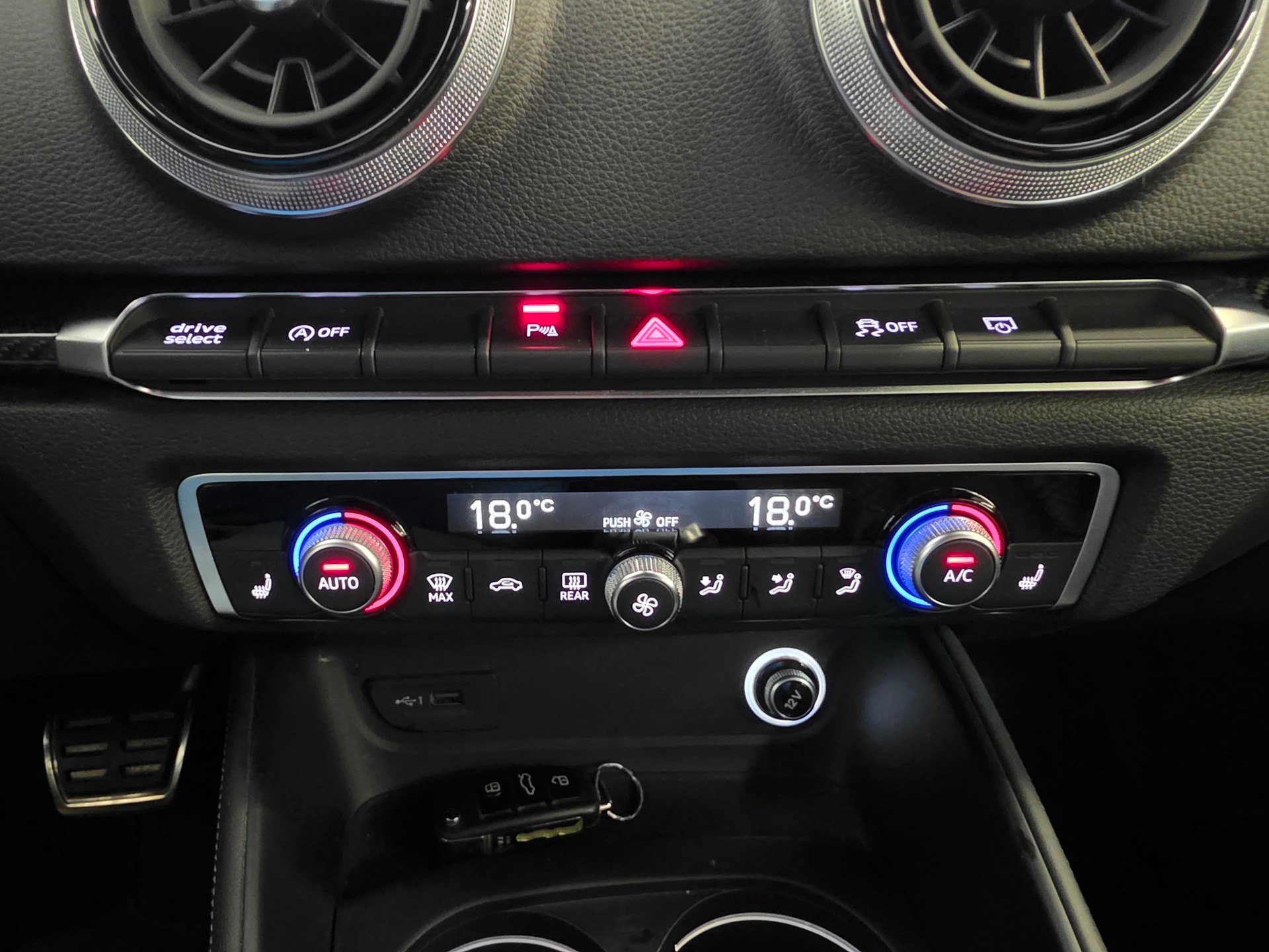 AUDI RS3 Limousine 2.5 TSI quattro S-tronic Purple & Carbon Editon-image-13