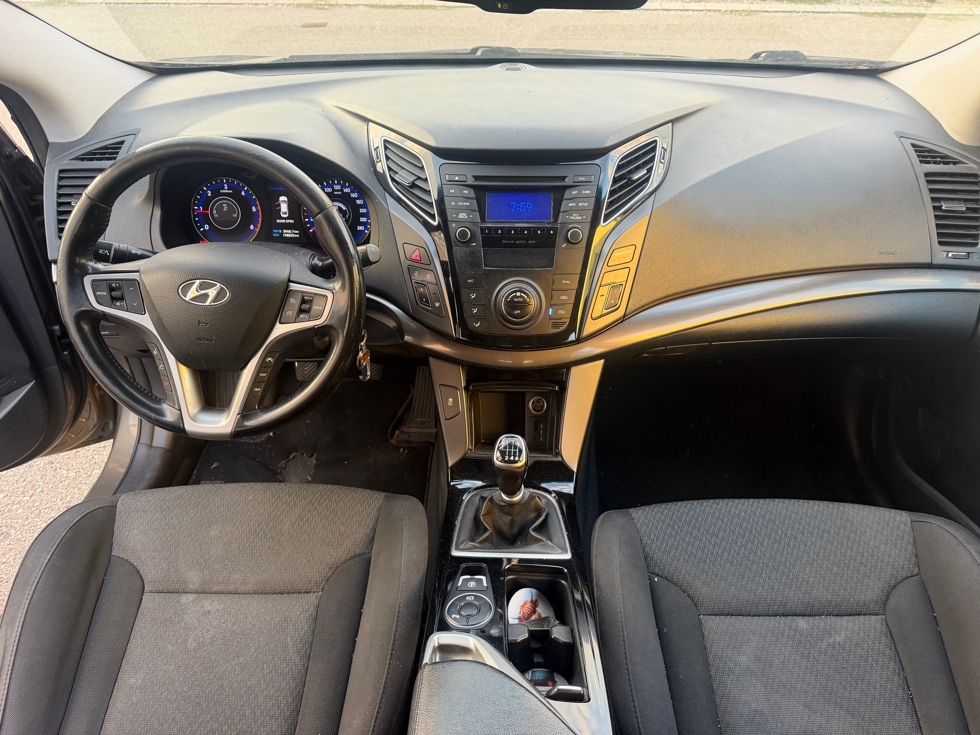 HYUNDAI i40 1.7 CRDI Style-image-11