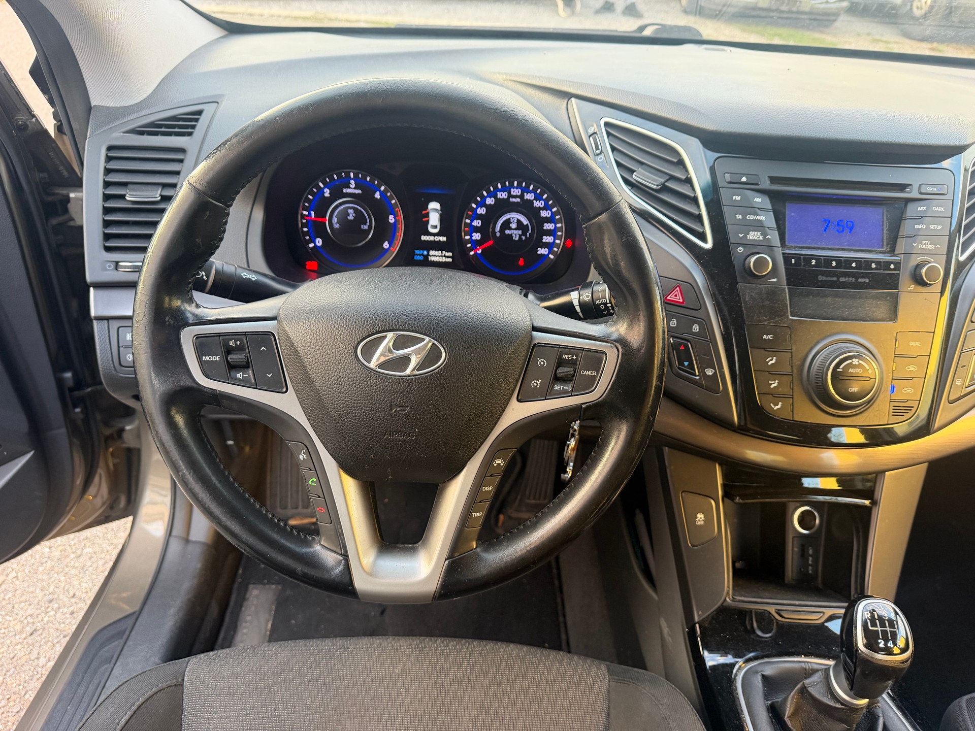 HYUNDAI i40 1.7 CRDI Style-image-12