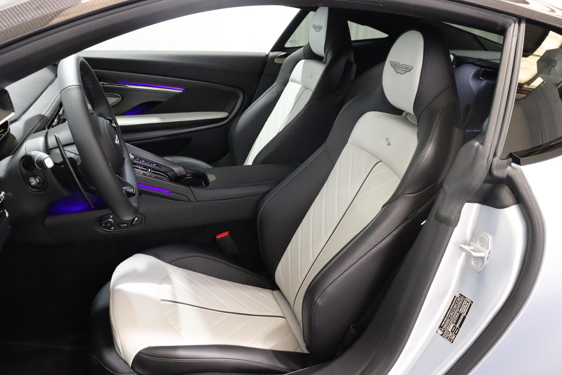 ASTON MARTIN DB12 Coupé 4.0 S V8 Bi-Turbo-image-9