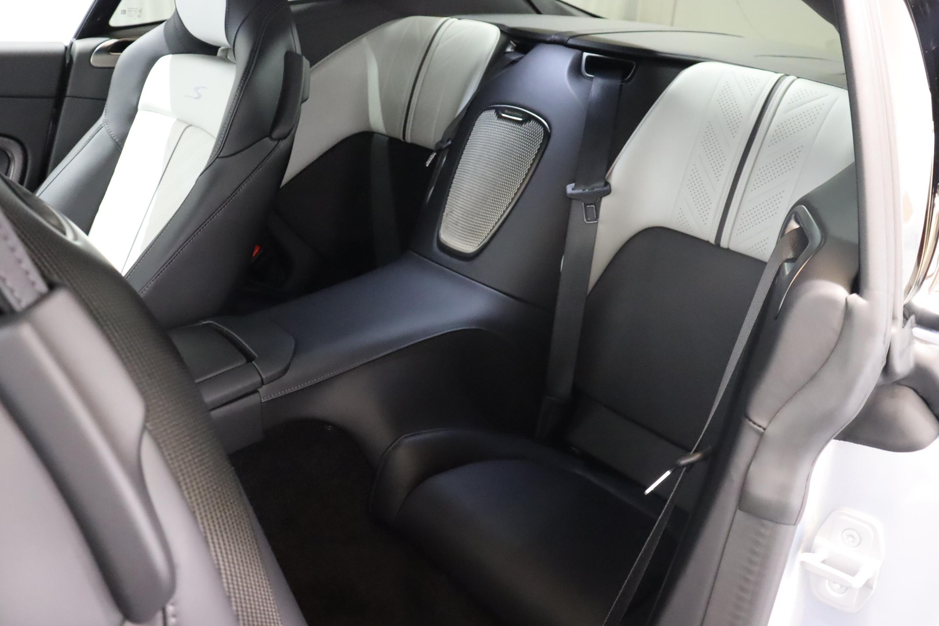 ASTON MARTIN DB12 Coupé 4.0 S V8 Bi-Turbo-image-10
