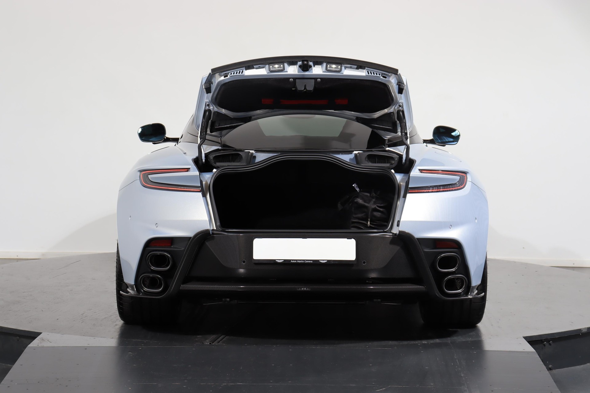 ASTON MARTIN DB12 Coupé 4.0 S V8 Bi-Turbo-image-6