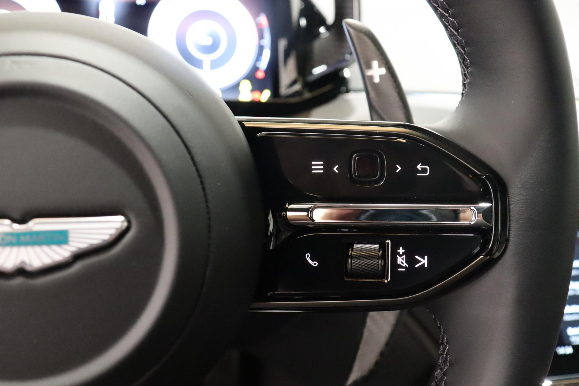 ASTON MARTIN DB12 Coupé 4.0 S V8 Bi-Turbo-image-19