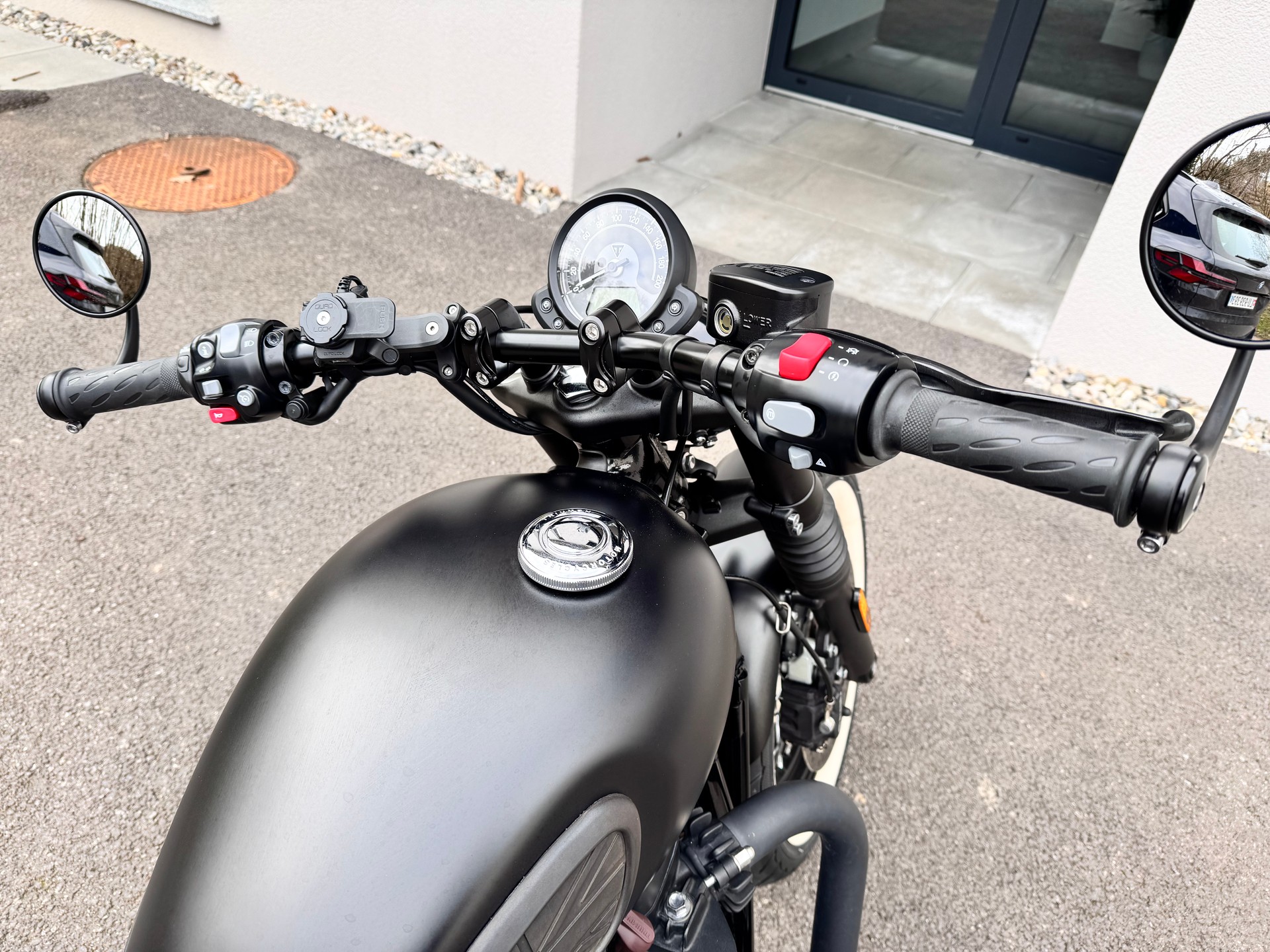 TRIUMPH Bonneville 1200 Bobber Black ABS-image-3