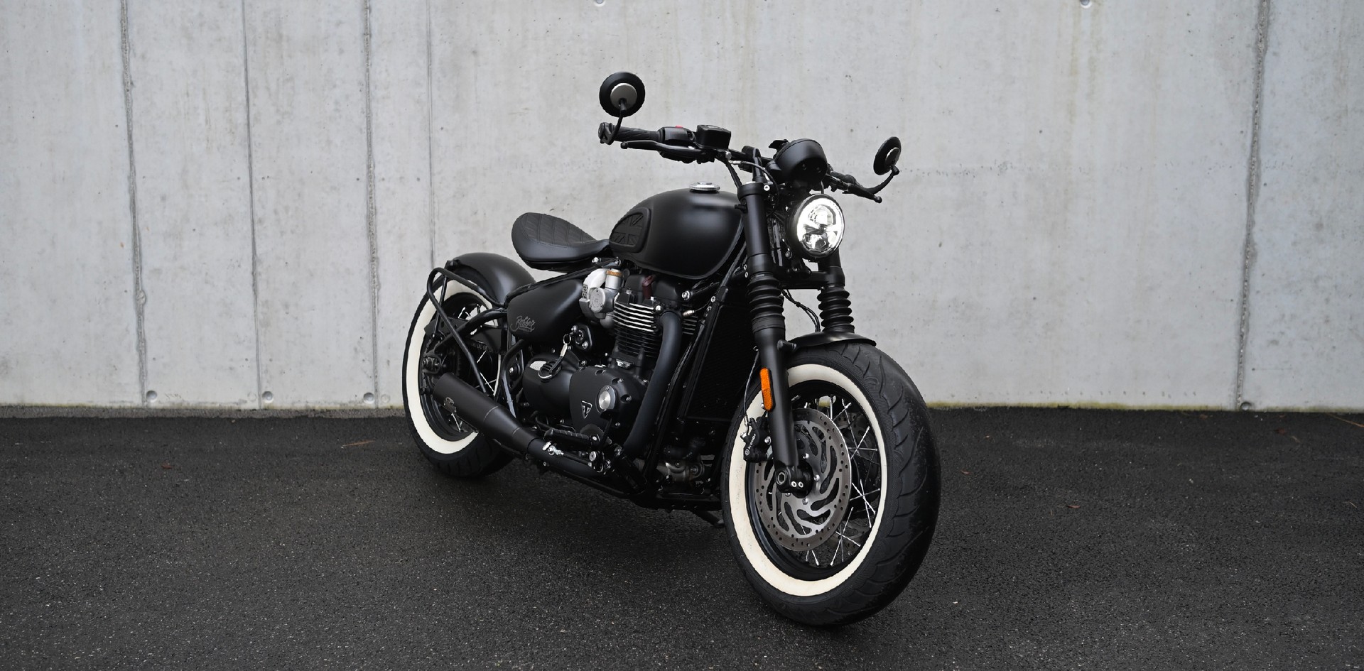TRIUMPH Bonneville 1200 Bobber Black ABS-image-1