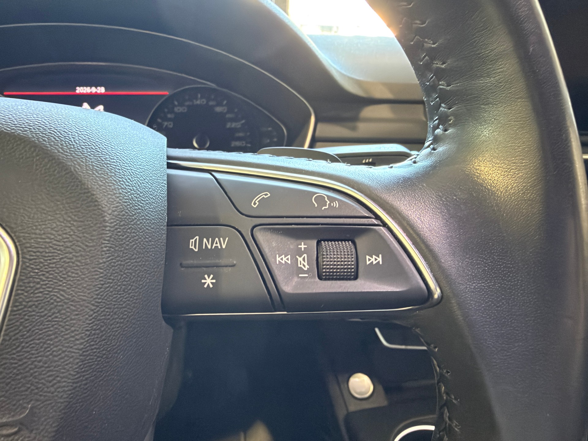 AUDI A4 Avant 2.0 TDI S-tronic-image-18