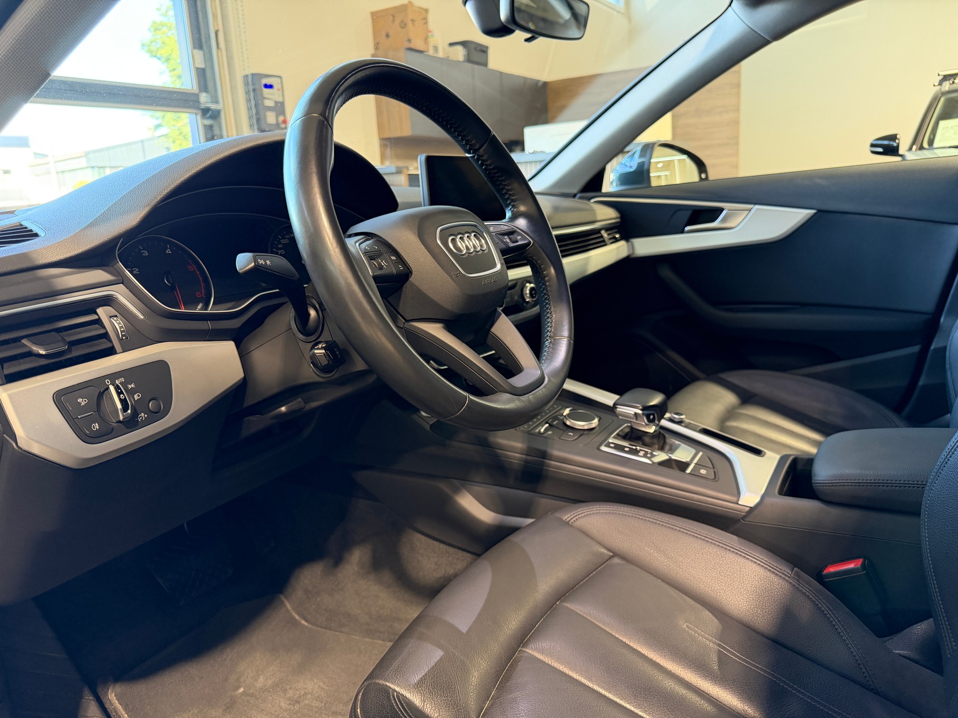 AUDI A4 Avant 2.0 TDI S-tronic-image-13