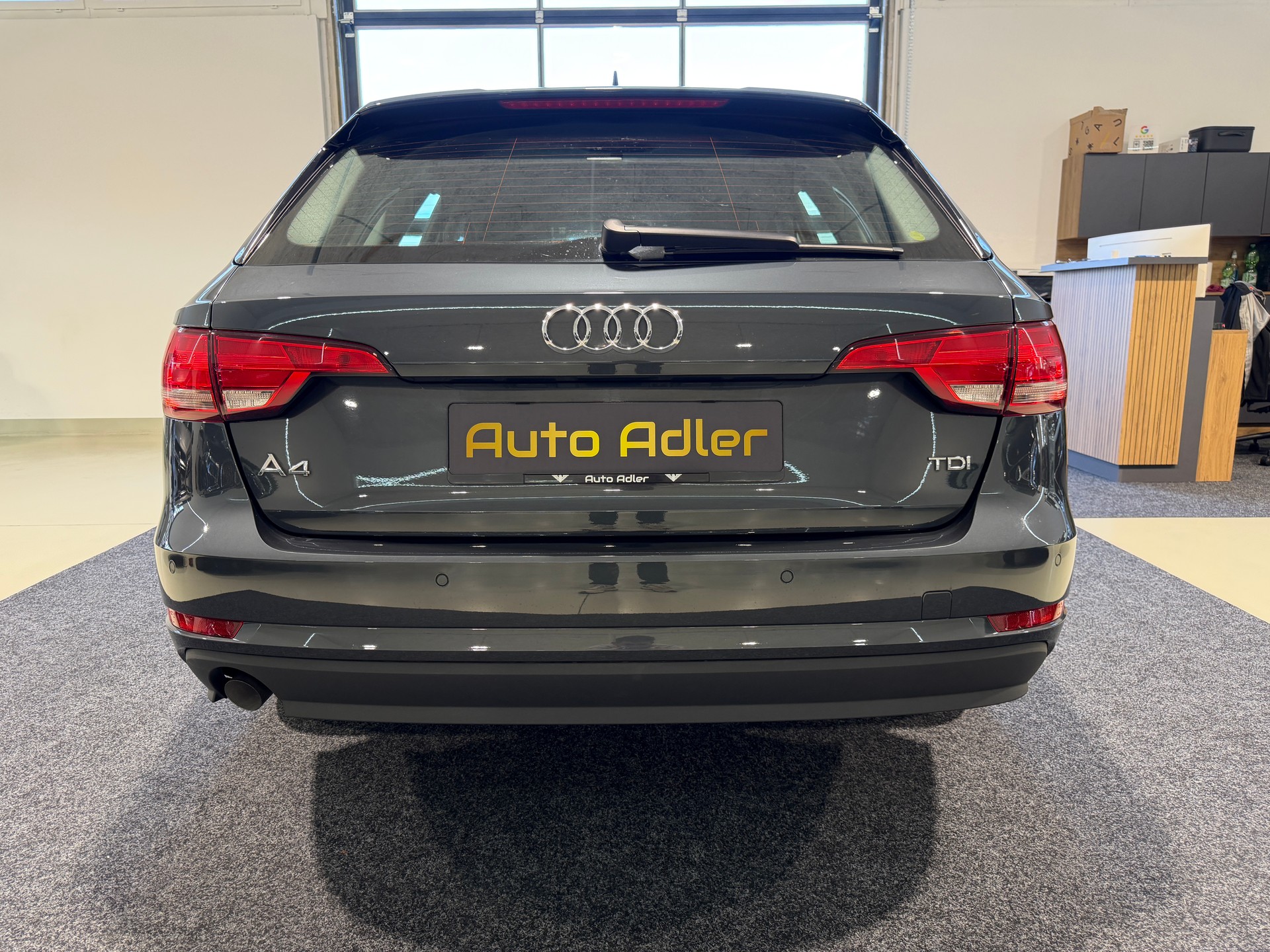 AUDI A4 Avant 2.0 TDI S-tronic-image-5