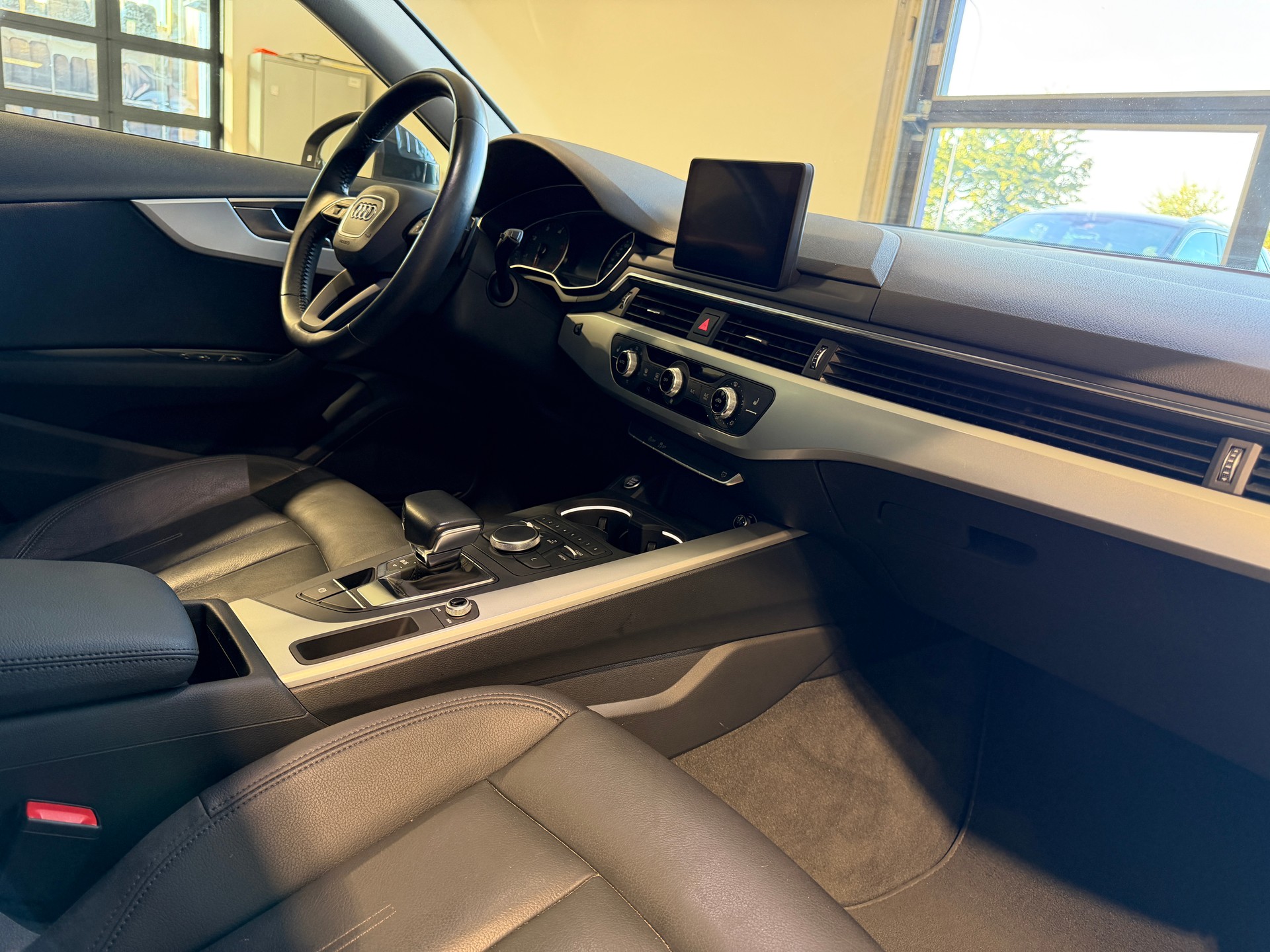 AUDI A4 Avant 2.0 TDI S-tronic-image-12