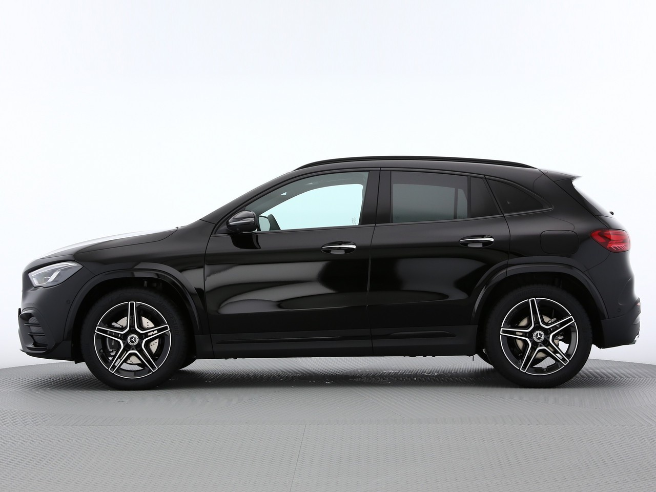 MERCEDES-BENZ GLA 200 7G-DCT-showroom-element-2
