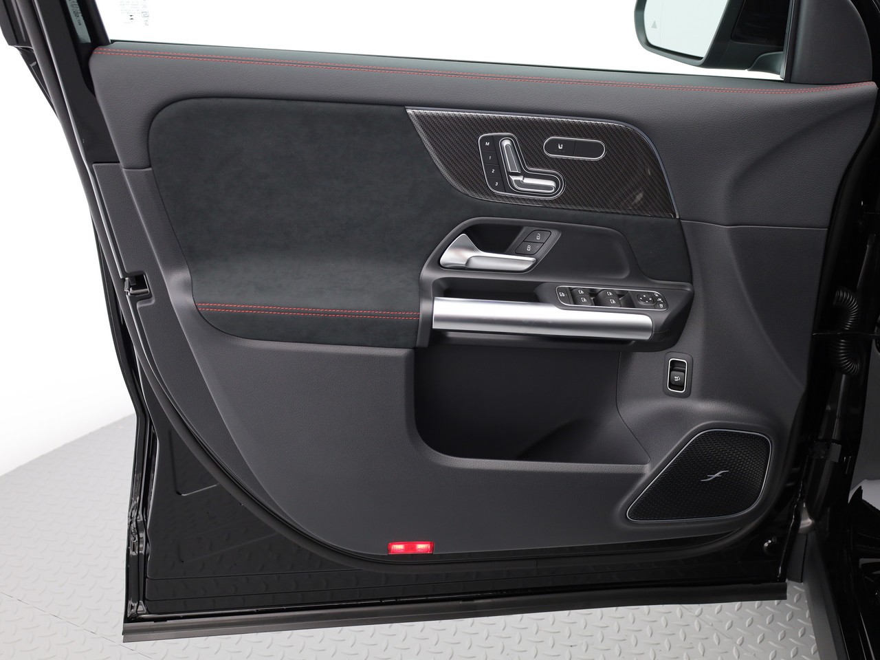MERCEDES-BENZ GLA 200 7G-DCT-image-14