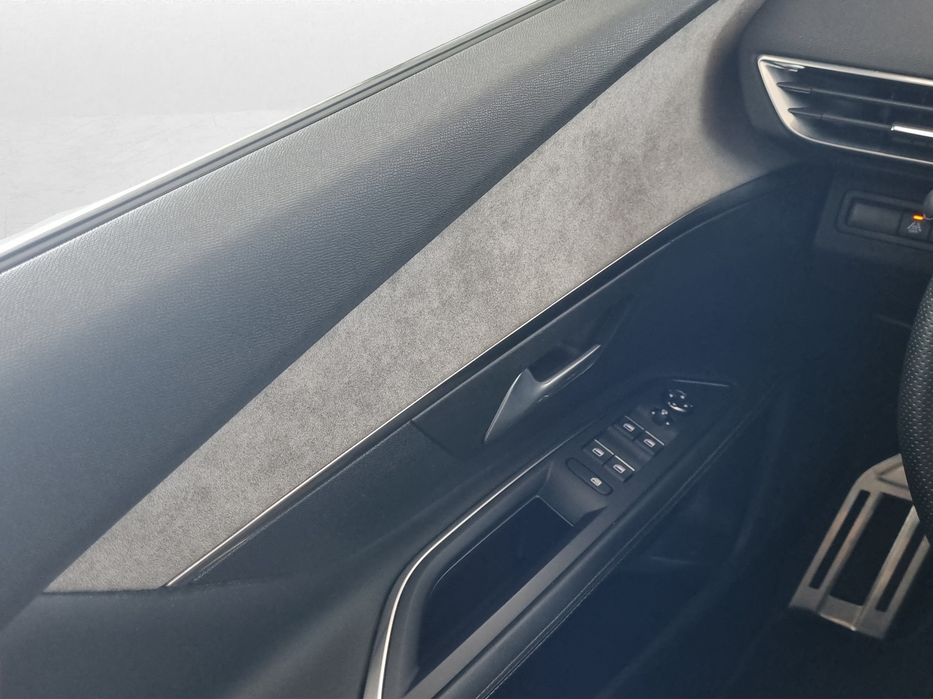 PEUGEOT 3008 300e 1.6 Plug-in Hybrid4 GT AWD Aut.-image-11