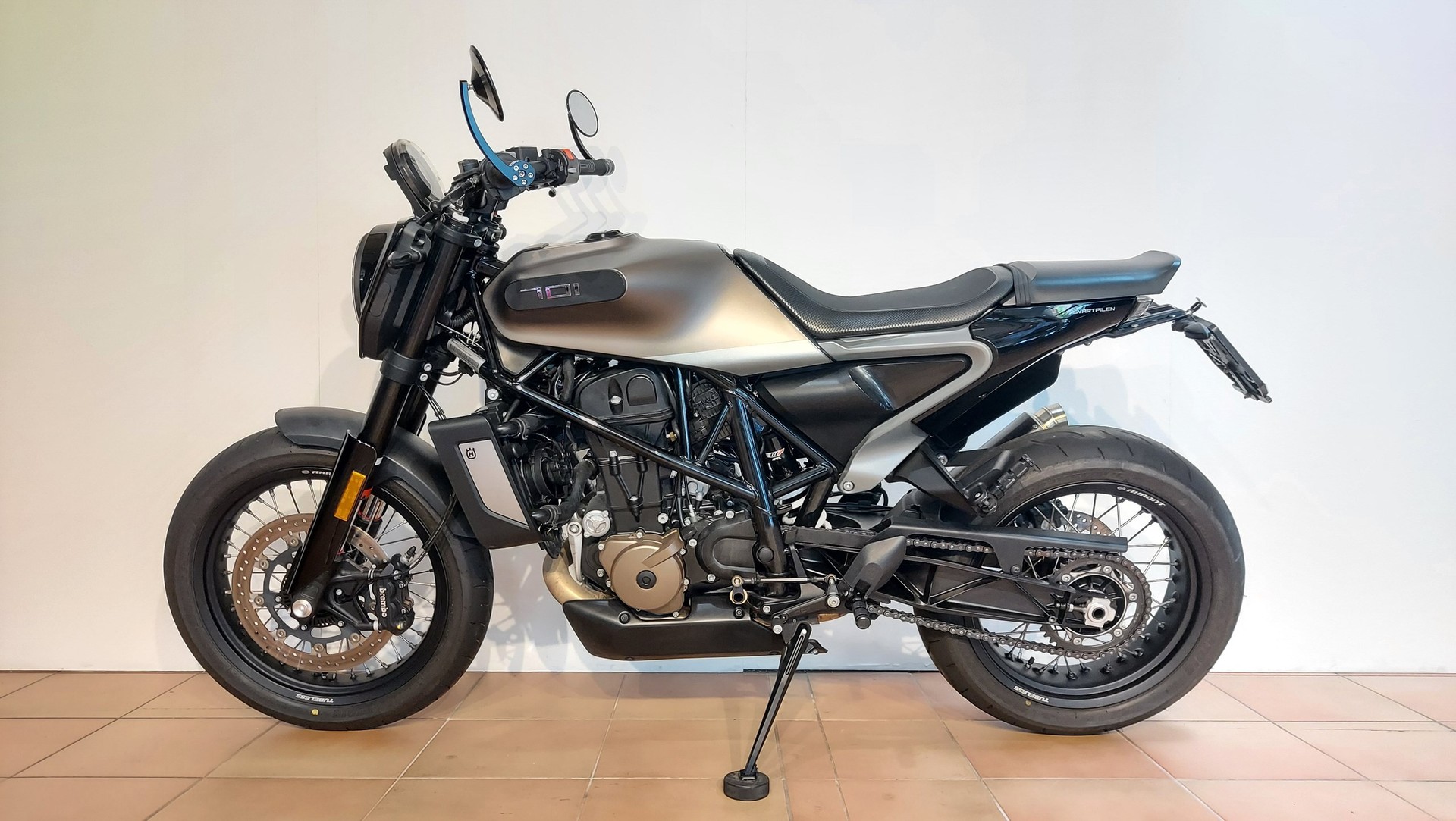 HUSQVARNA Svartpilen 701-image-1