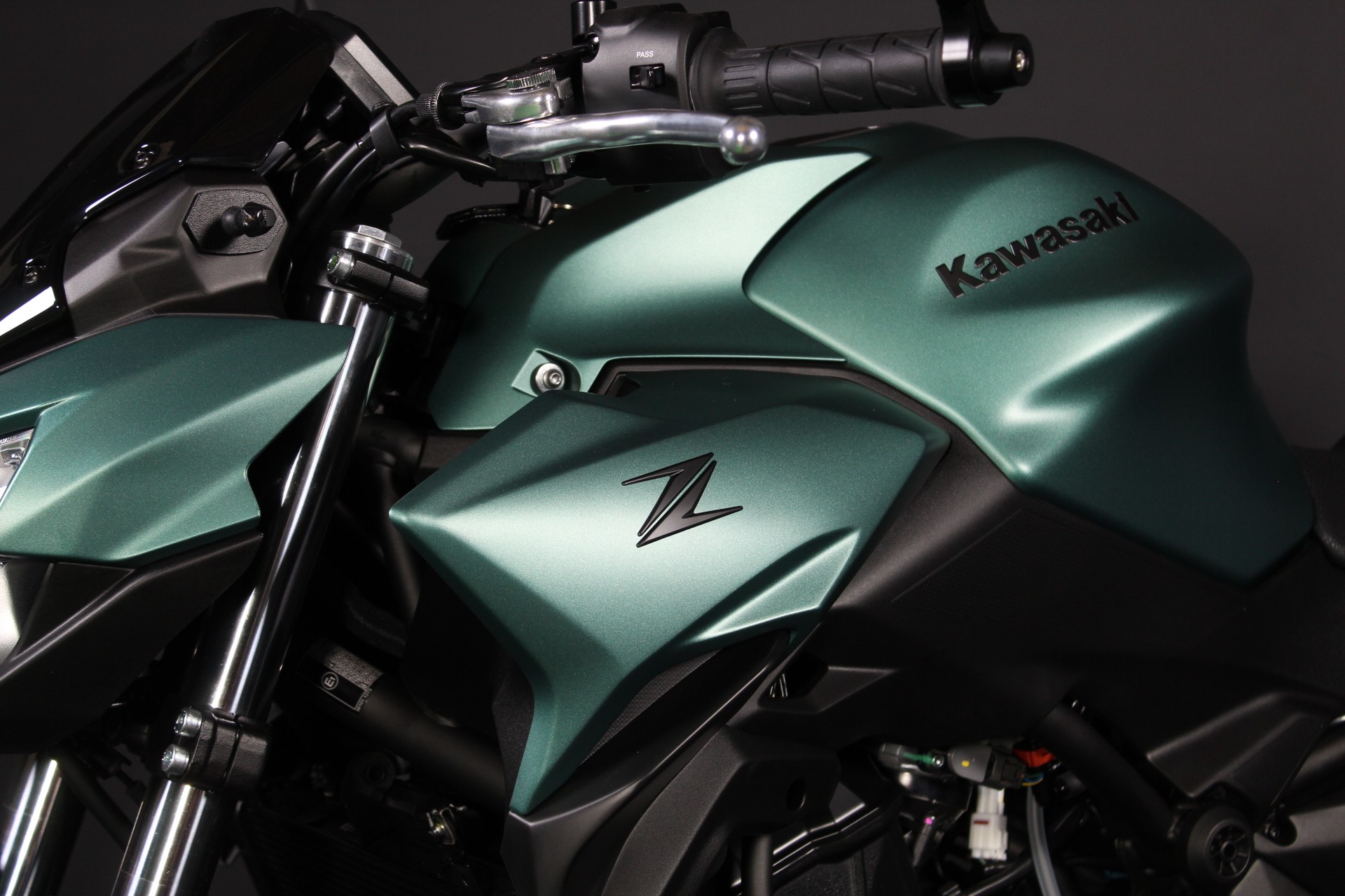 KAWASAKI Z 650 (50/35 KW) *Smaragd Edition* Level 3-image-6