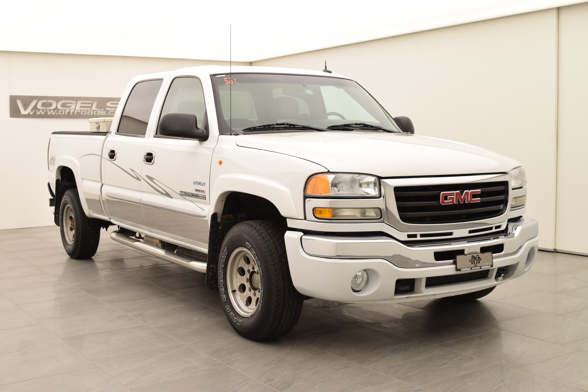 GMC Sierra 2500HD 6.6TD SLT 10T-showroom-element-3
