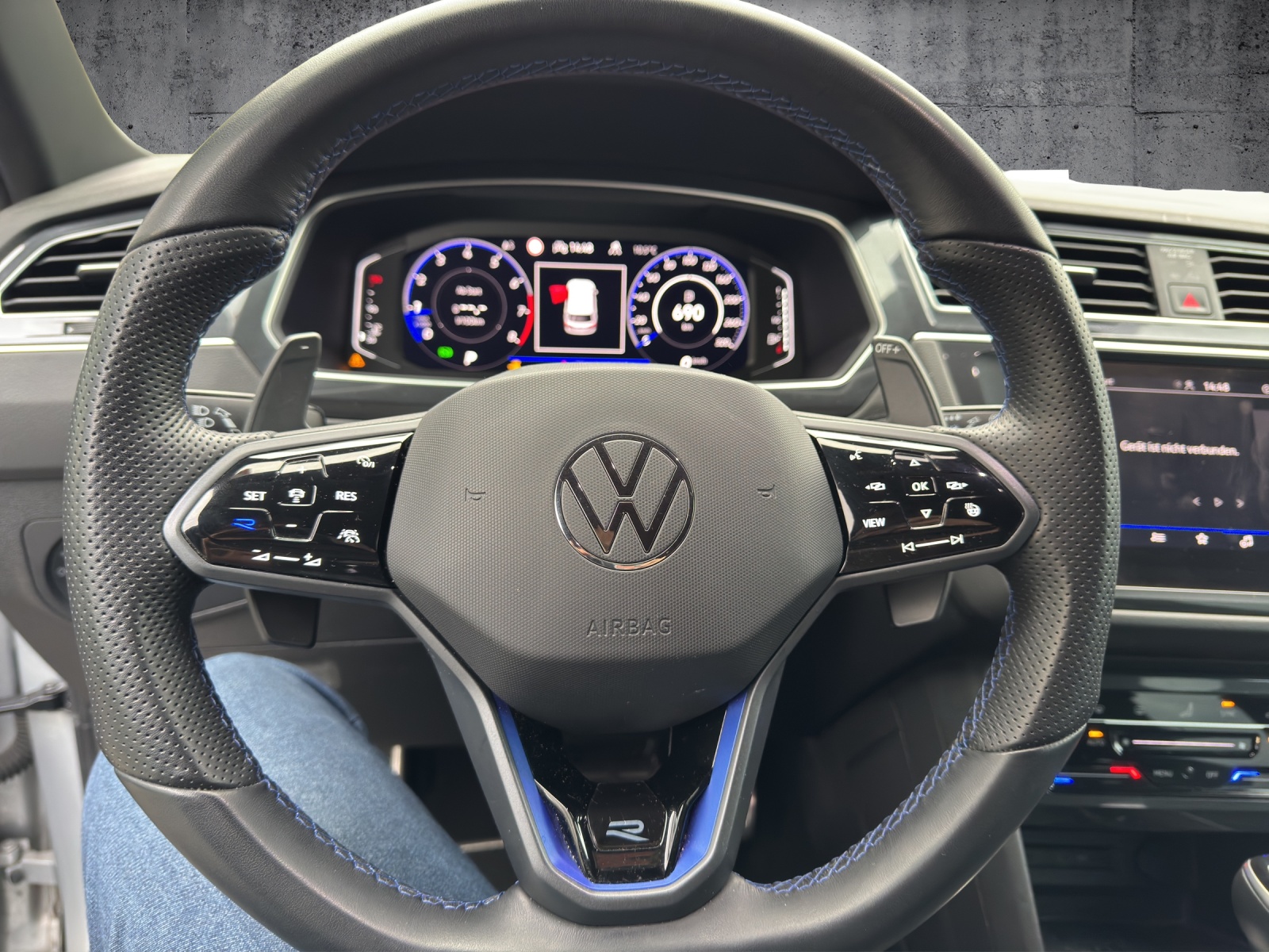VW Tiguan 2.0TSI R 4Motion DSG-image-9