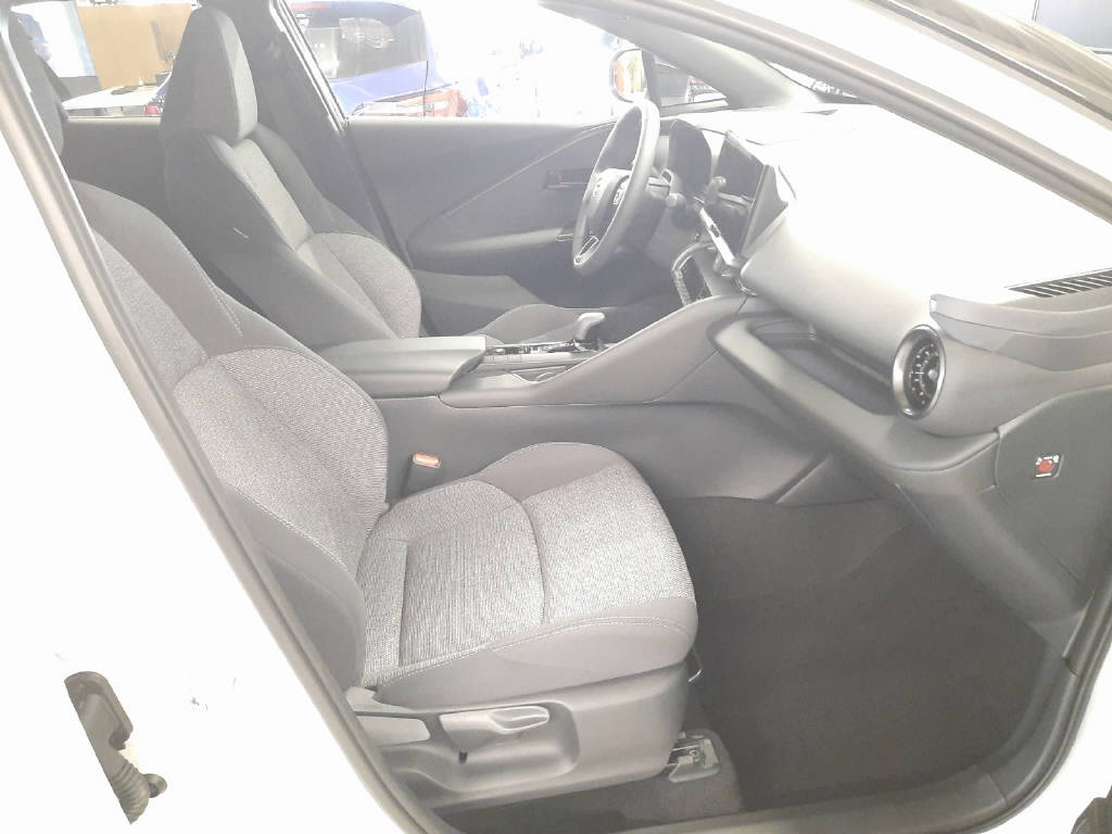 TOYOTA C-HR 2.0 HEV Swiss Edition 4x4-image-4
