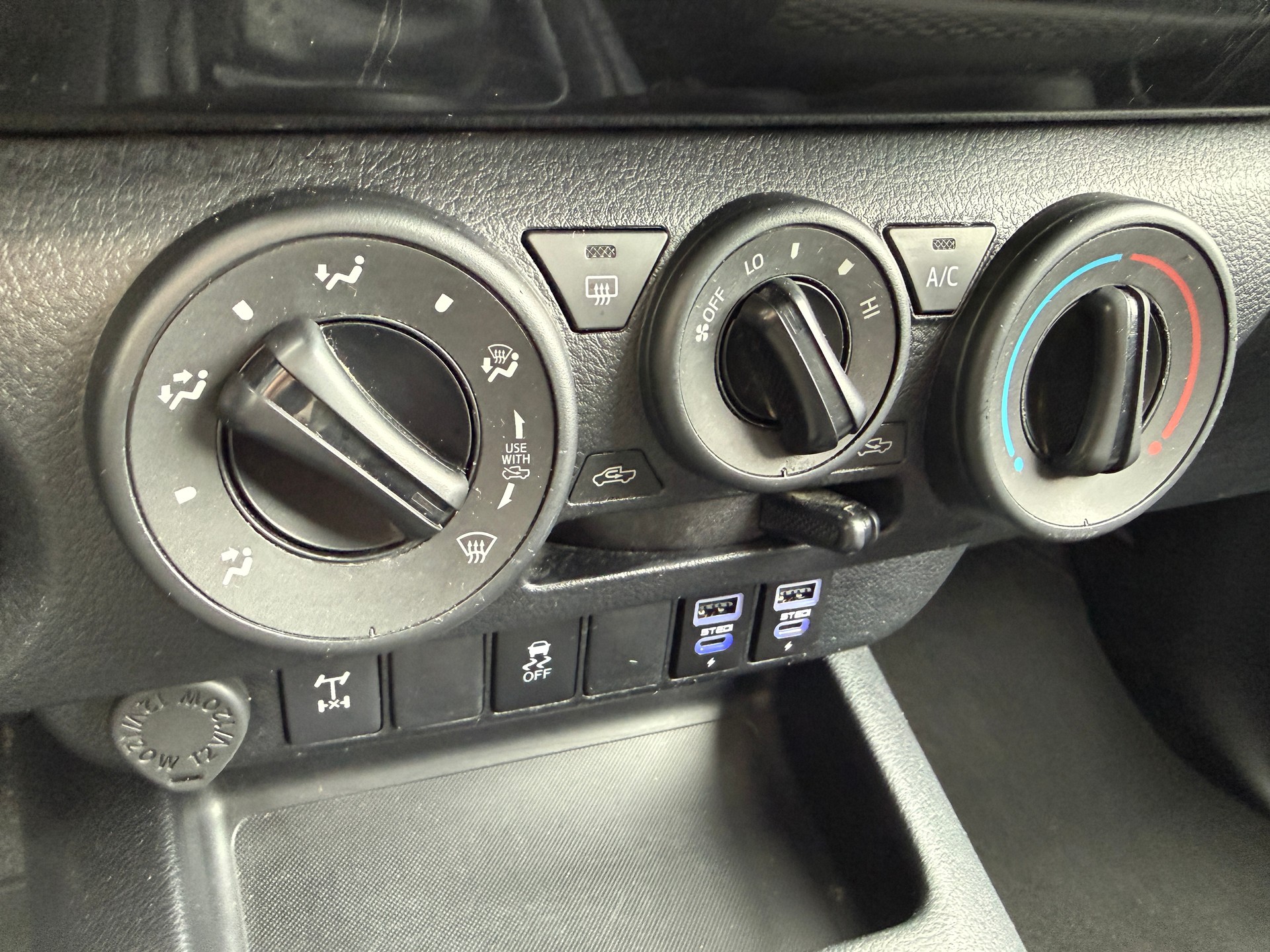 TOYOTA Hilux 2.4D-4D Comfort Double Cab 4x4 *WERKSGARANTIE * TEMPOMAT* KLIMA*-image-20