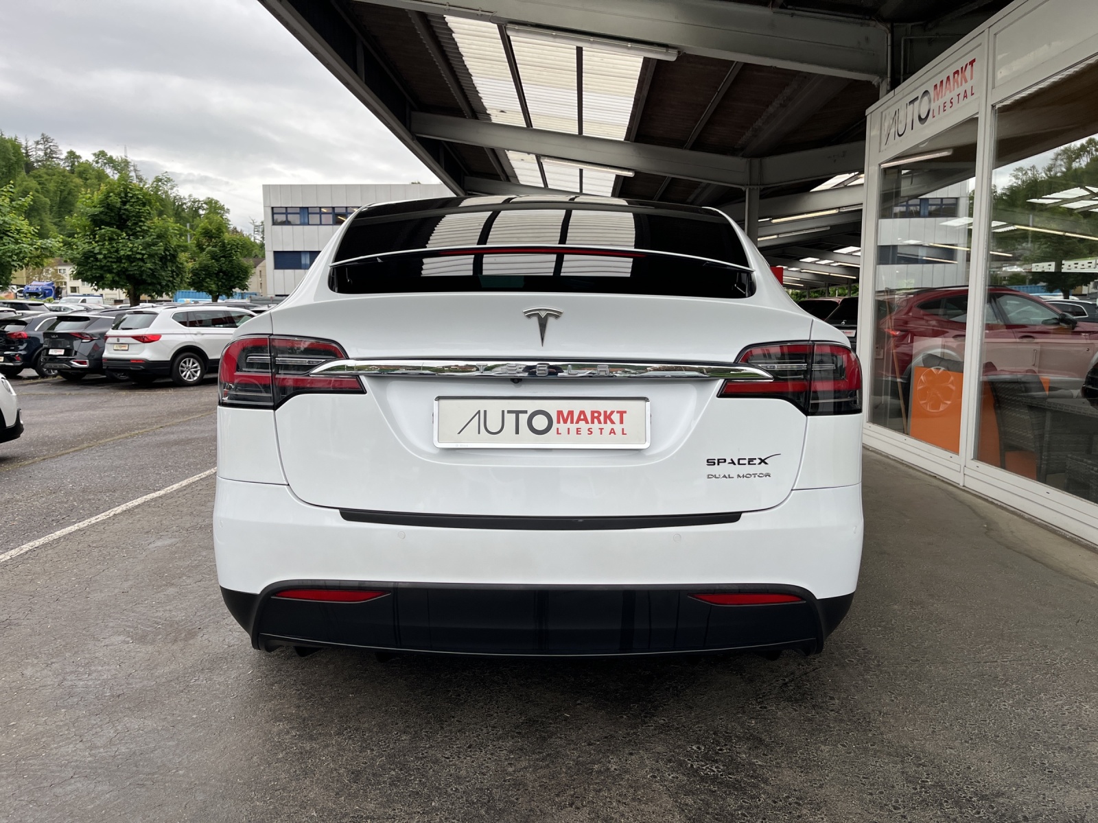 TESLA Model X Maximale-Reichweite-showroom-element-3