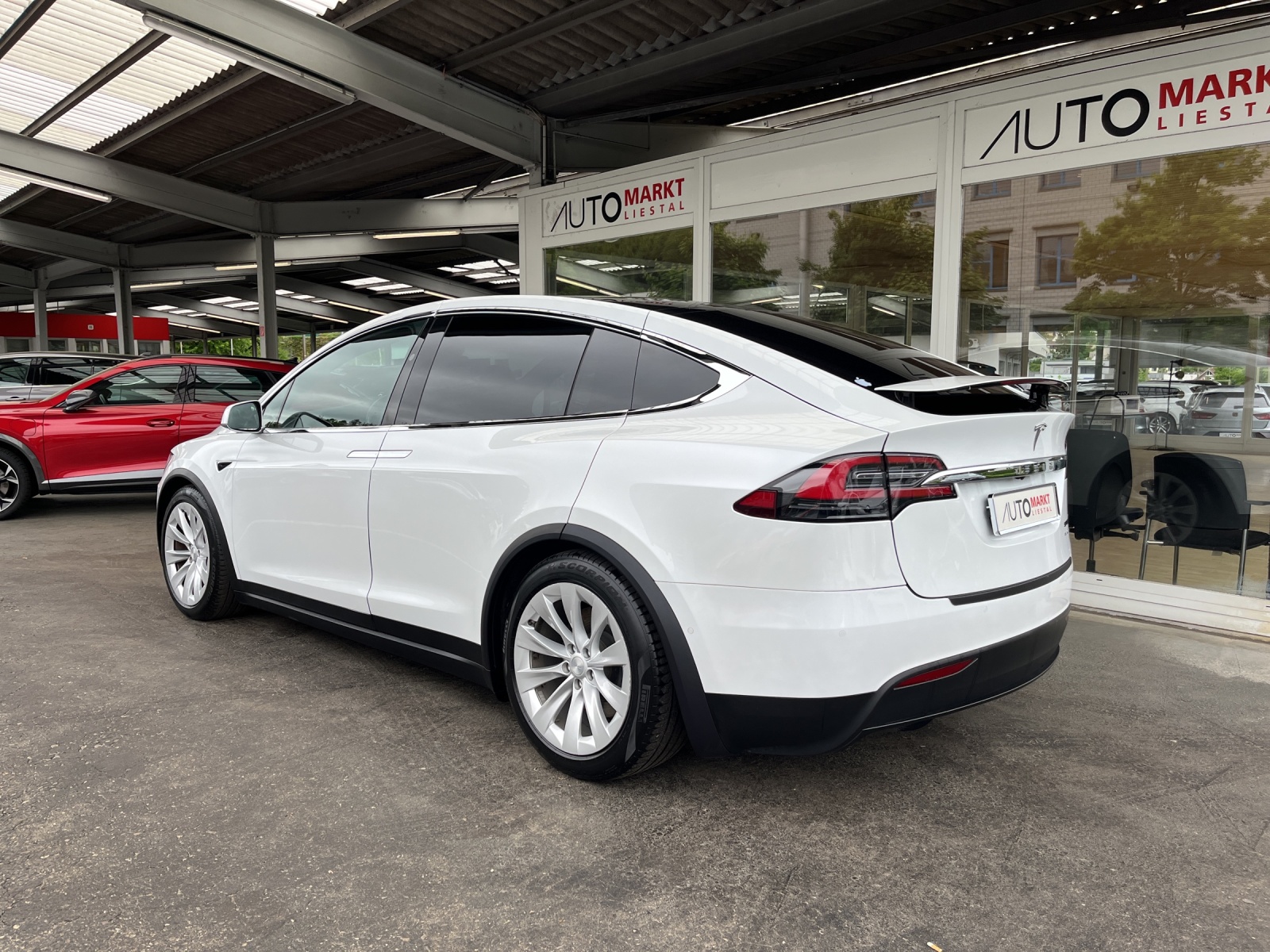 TESLA Model X Maximale-Reichweite-showroom-element-2