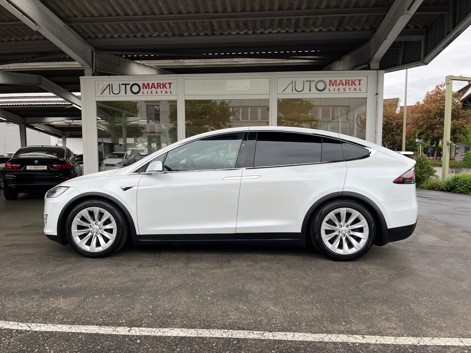 TESLA Model X Maximale-Reichweite-showroom-element-1