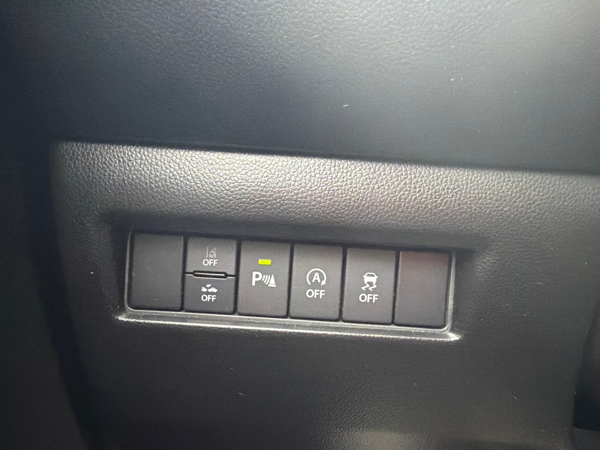 SUZUKI Swift 1.2 Compact + 4x4 Hybrid-image-17