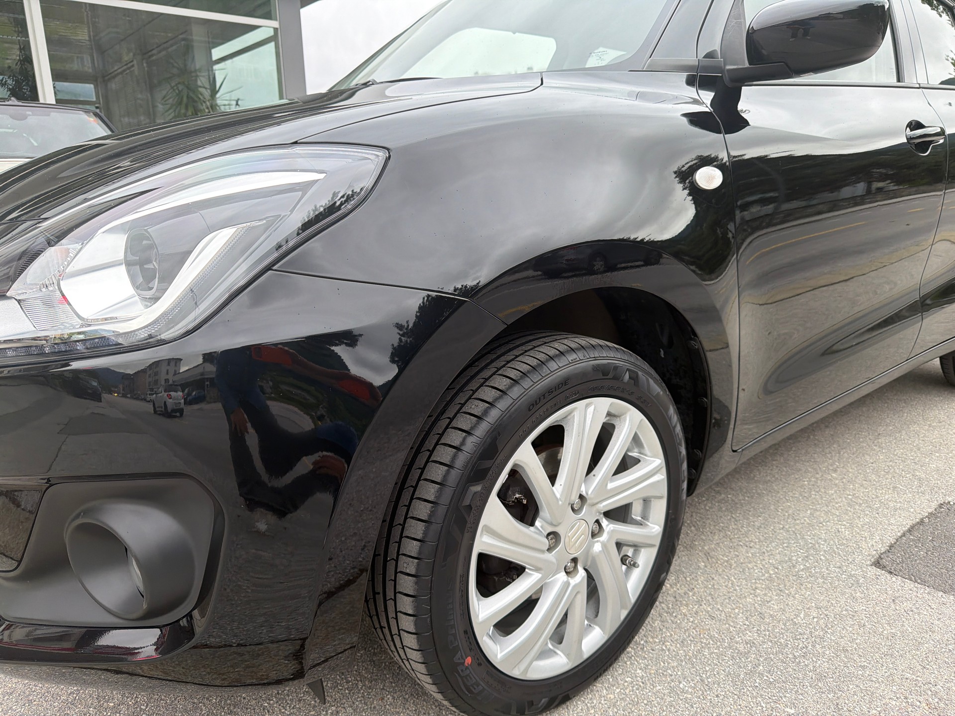 SUZUKI Swift 1.2 Compact + 4x4 Hybrid-image-8