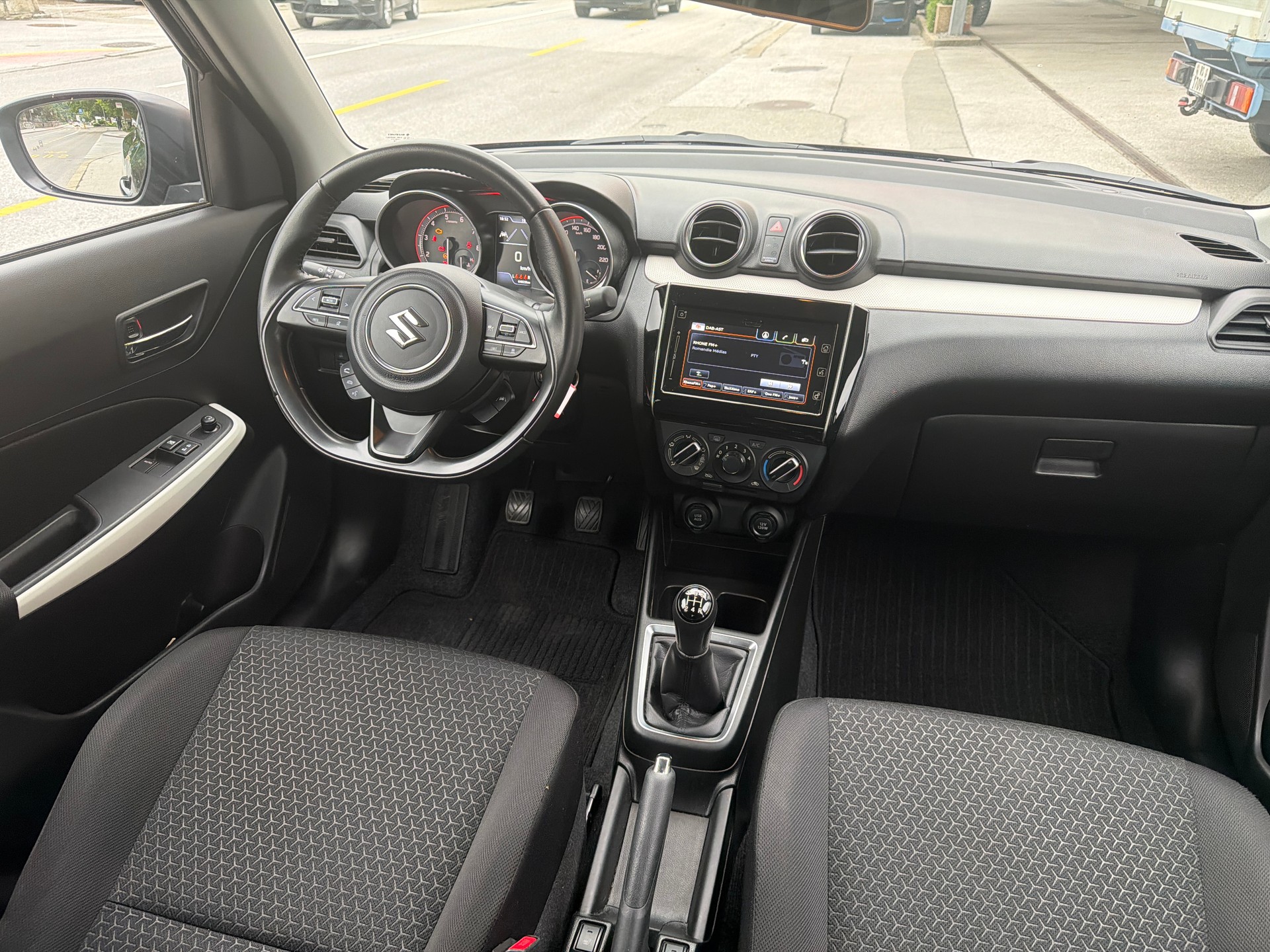 SUZUKI Swift 1.2 Compact + 4x4 Hybrid-image-18