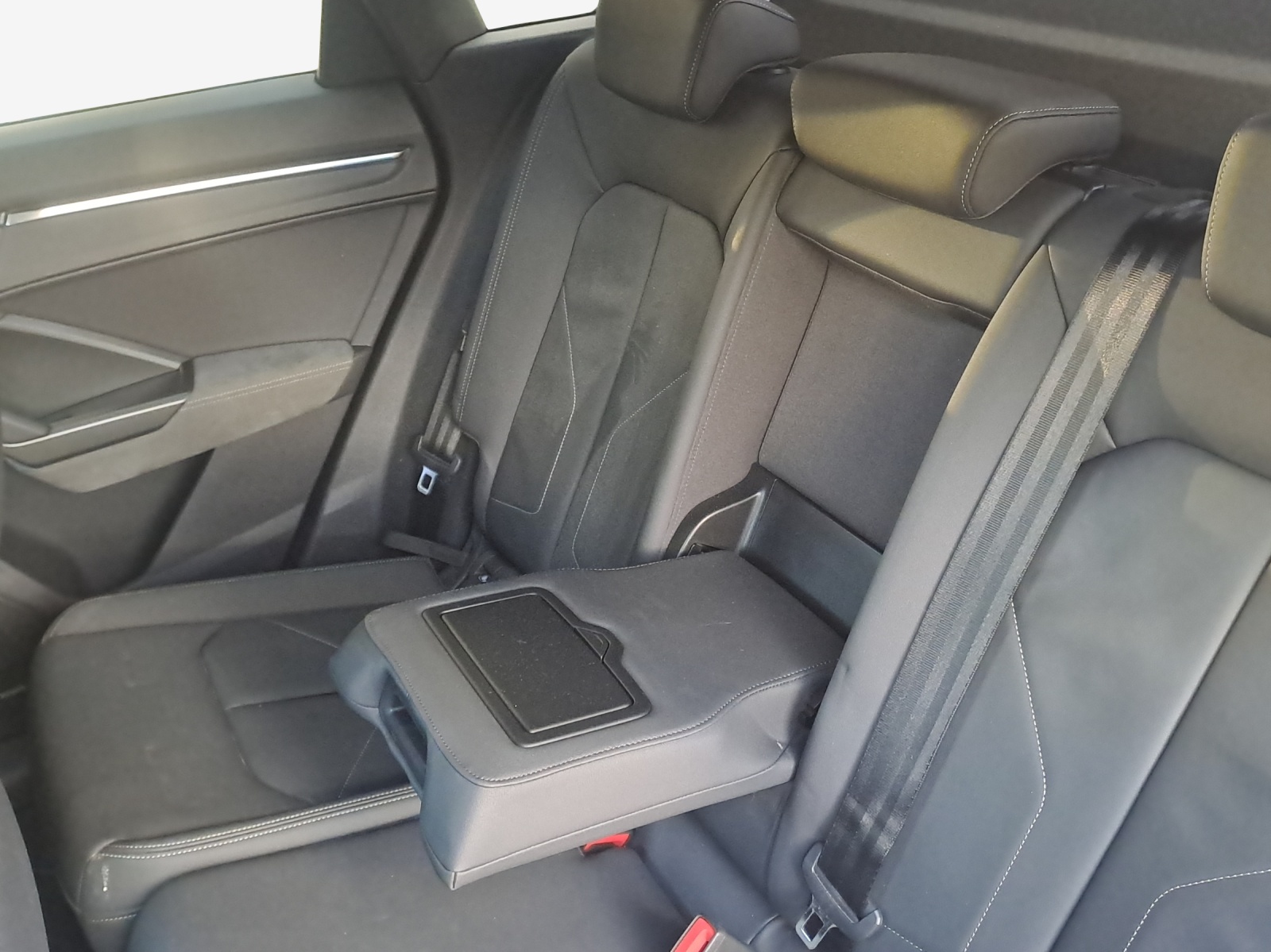 AUDI Q3 35 TFSI S line Attraction S-tronic-image-11
