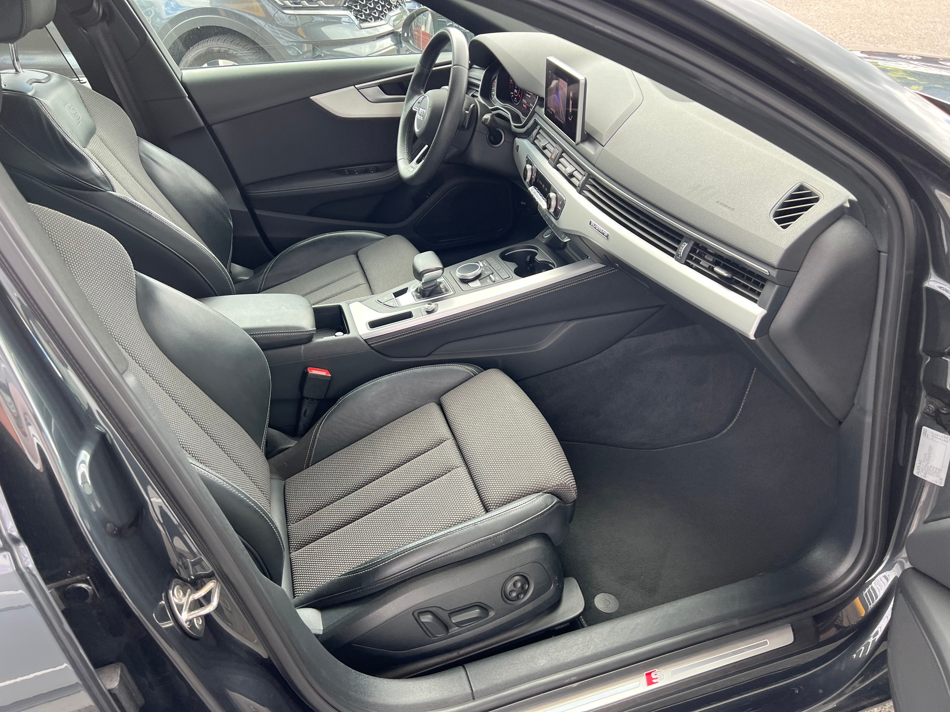 AUDI A4 Avant 40 TDI S-Line Sport 4x4 S-tronic ** Navigation * Teilleder * Anhängerkupplung * ab MFK * 1 Jahr Garantie möglich ***-image-26