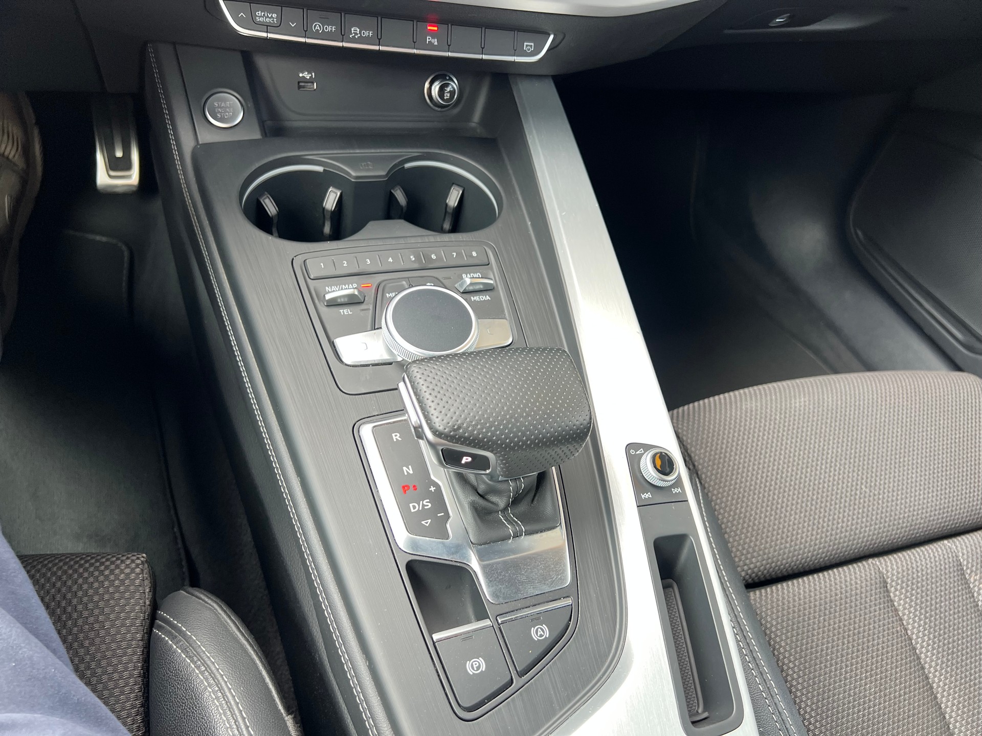 AUDI A4 Avant 40 TDI S-Line Sport 4x4 S-tronic ** Navigation * Teilleder * Anhängerkupplung * ab MFK * 1 Jahr Garantie möglich ***-image-30