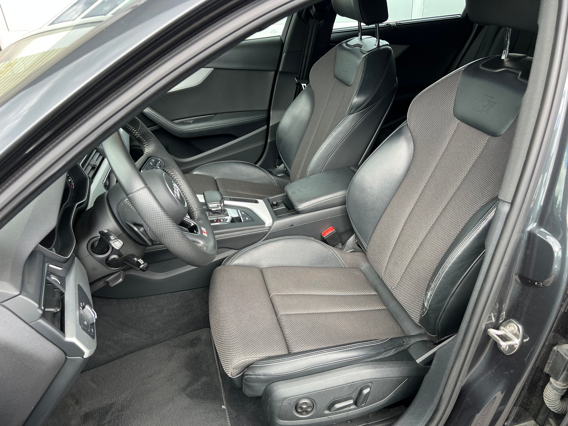 AUDI A4 Avant 40 TDI S-Line Sport 4x4 S-tronic ** Navigation * Teilleder * Anhängerkupplung * ab MFK * 1 Jahr Garantie möglich ***-image-19