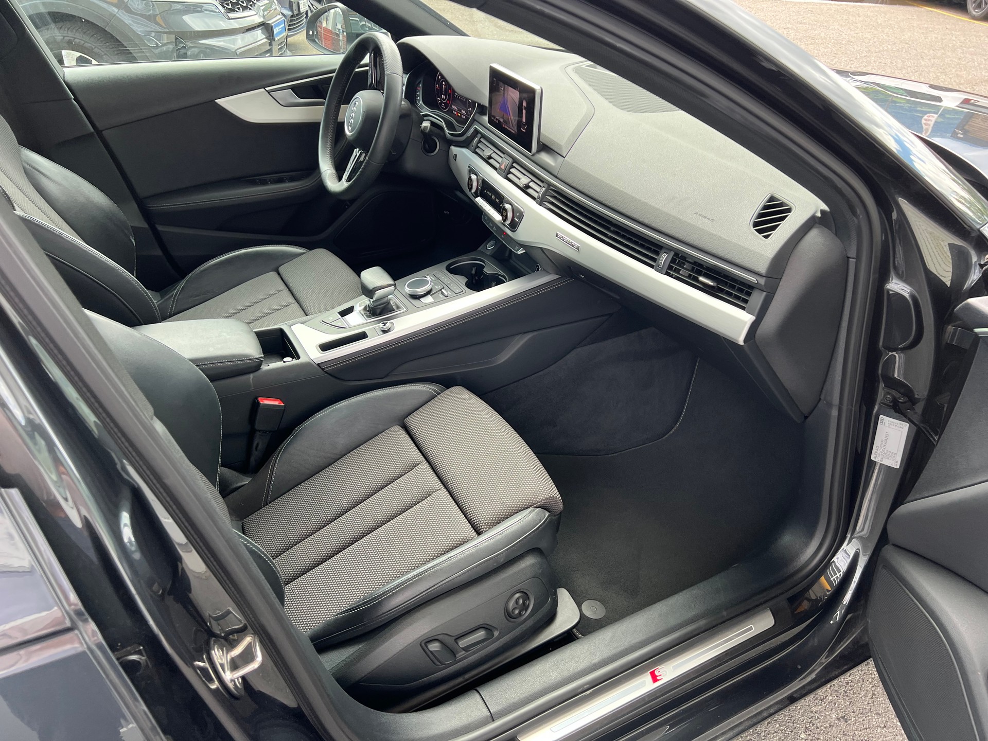 AUDI A4 Avant 40 TDI S-Line Sport 4x4 S-tronic ** Navigation * Teilleder * Anhängerkupplung * ab MFK * 1 Jahr Garantie möglich ***-image-14