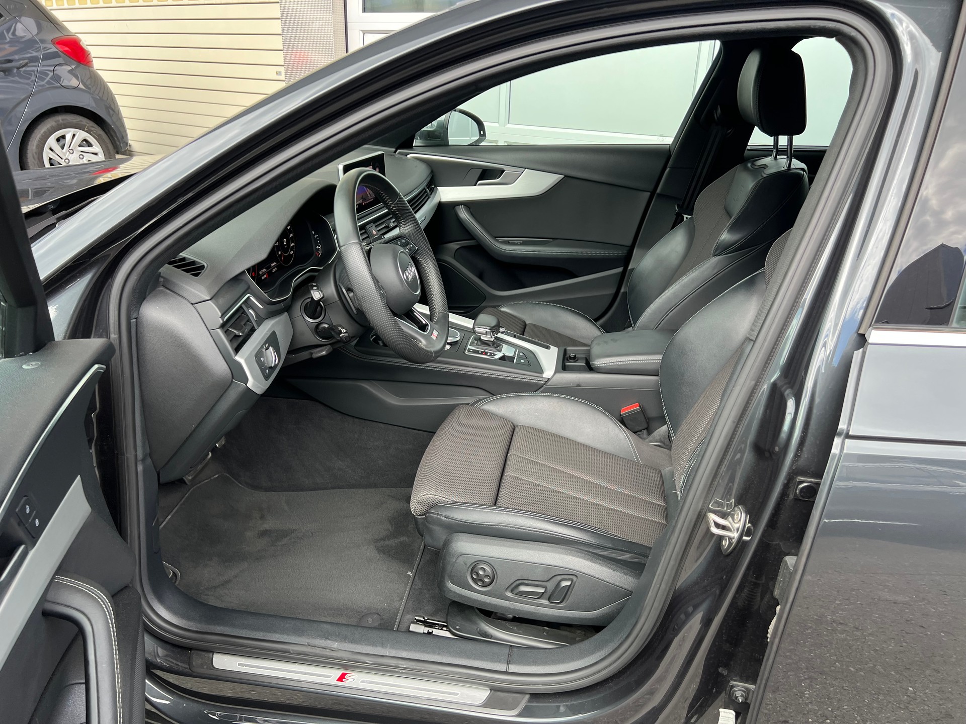 AUDI A4 Avant 40 TDI S-Line Sport 4x4 S-tronic ** Navigation * Teilleder * Anhängerkupplung * ab MFK * 1 Jahr Garantie möglich ***-image-18