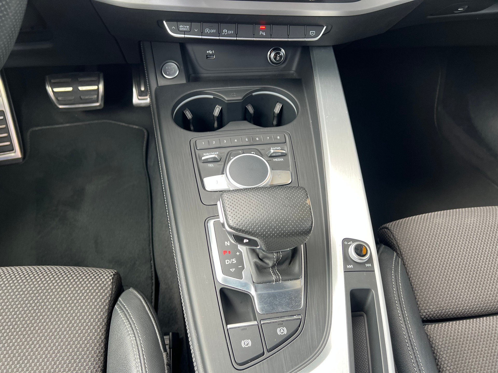 AUDI A4 Avant 40 TDI S-Line Sport 4x4 S-tronic ** Navigation * Teilleder * Anhängerkupplung * ab MFK * 1 Jahr Garantie möglich ***-image-23