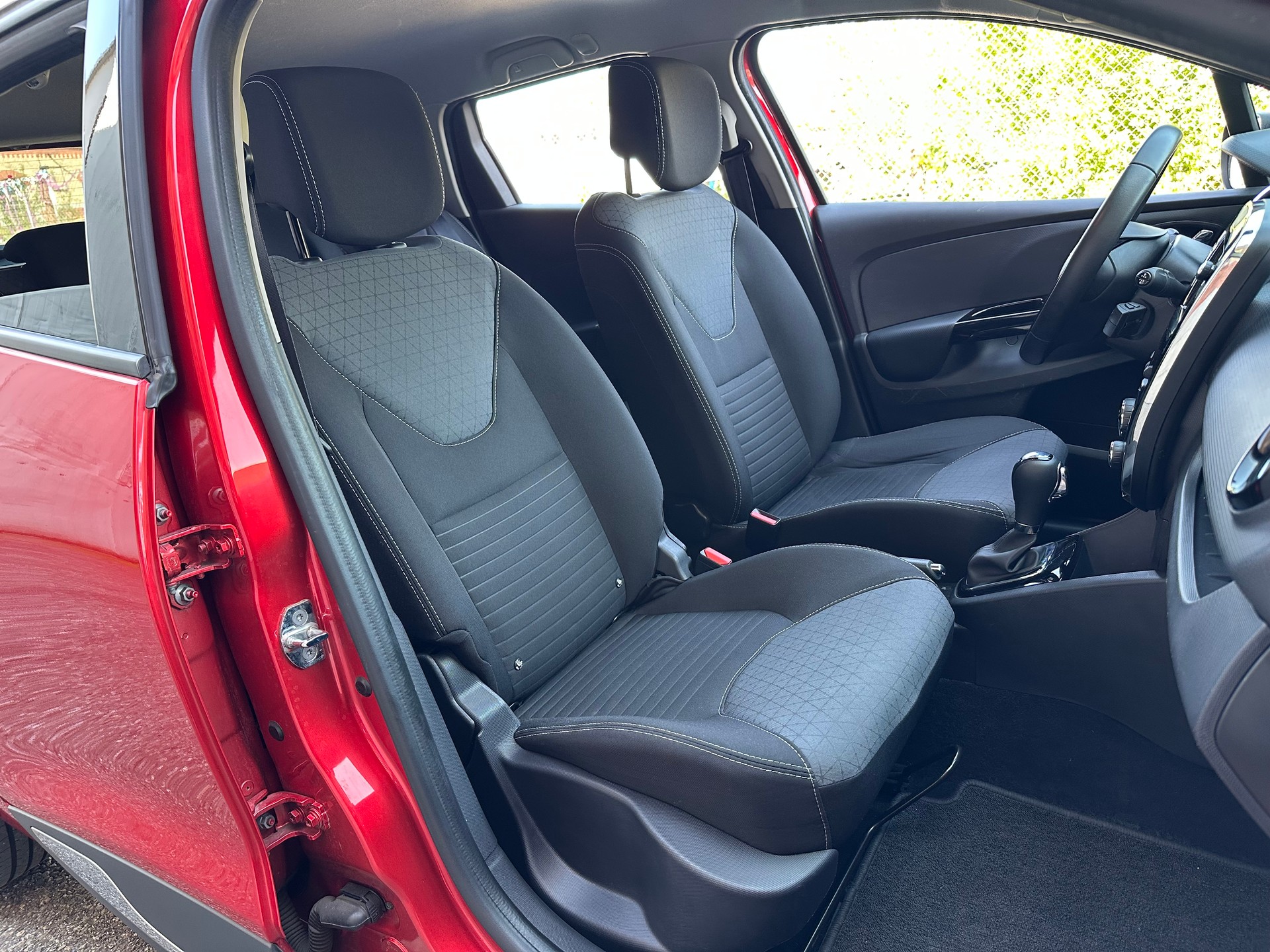 RENAULT Clio Grandtour 1.2 16V T Swiss Edition EDC-image-13