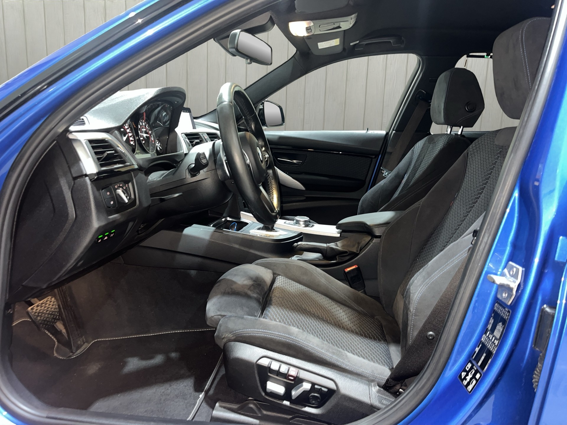 BMW 330i xDrive Touring Edition M Sport Steptronic-image-16
