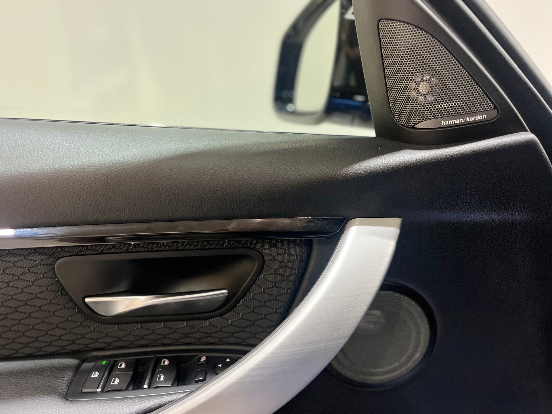 BMW 330i xDrive Touring Edition M Sport Steptronic-image-14