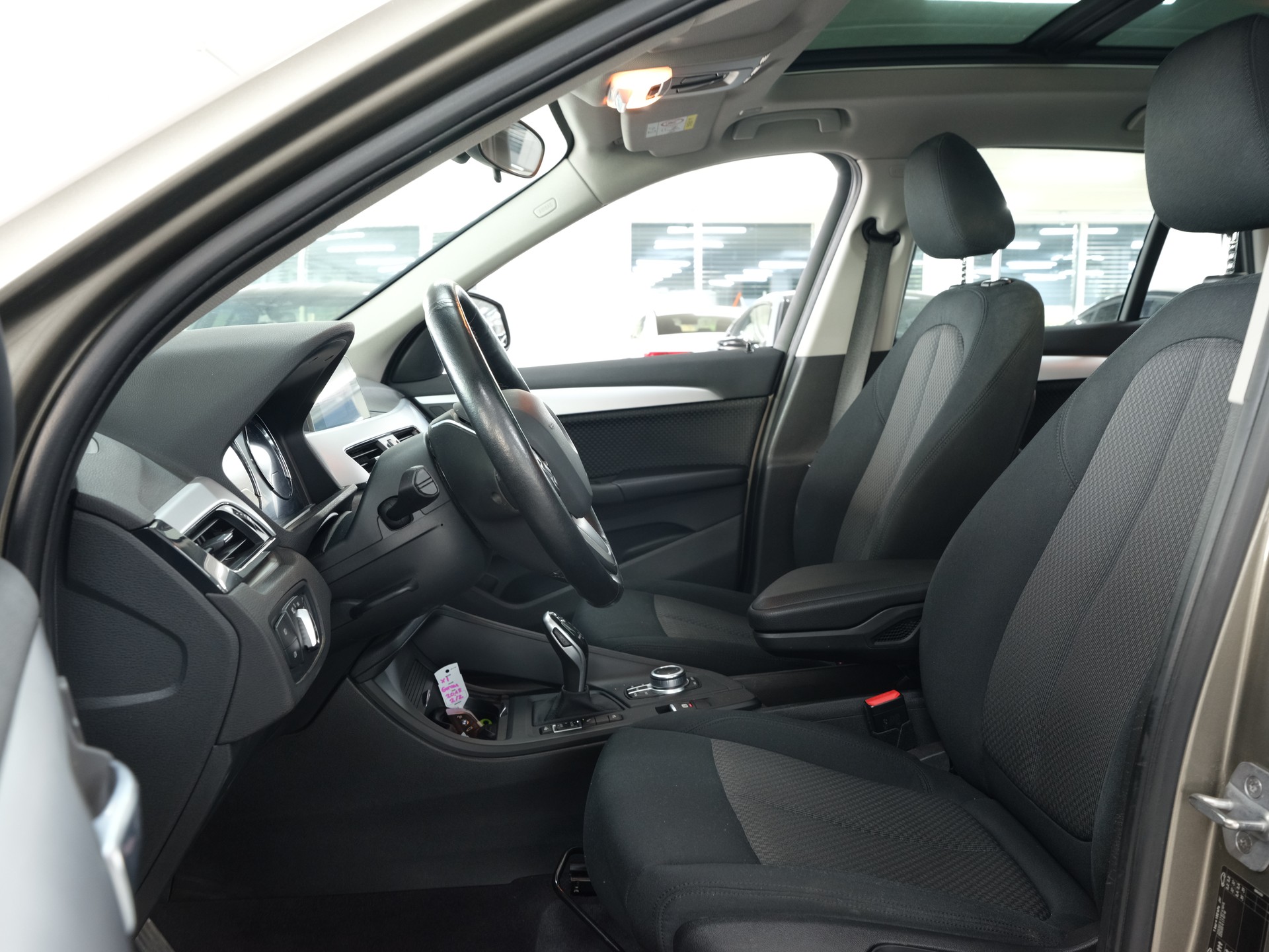 BMW X1 xDrive 20i Sport Line Steptronic *Panorama* *PDC Vorne & Hinten* *Individual*-image-11