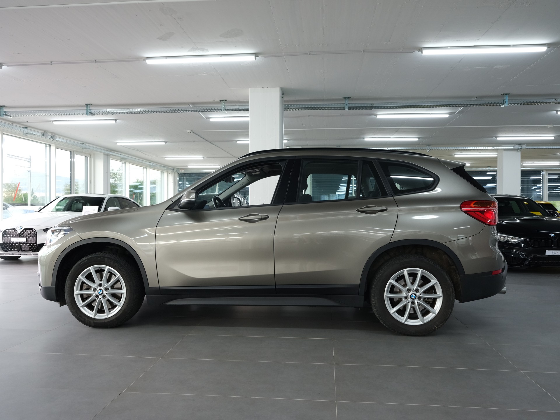 BMW X1 xDrive 20i Sport Line Steptronic *Panorama* *PDC Vorne & Hinten* *Individual*-image-5