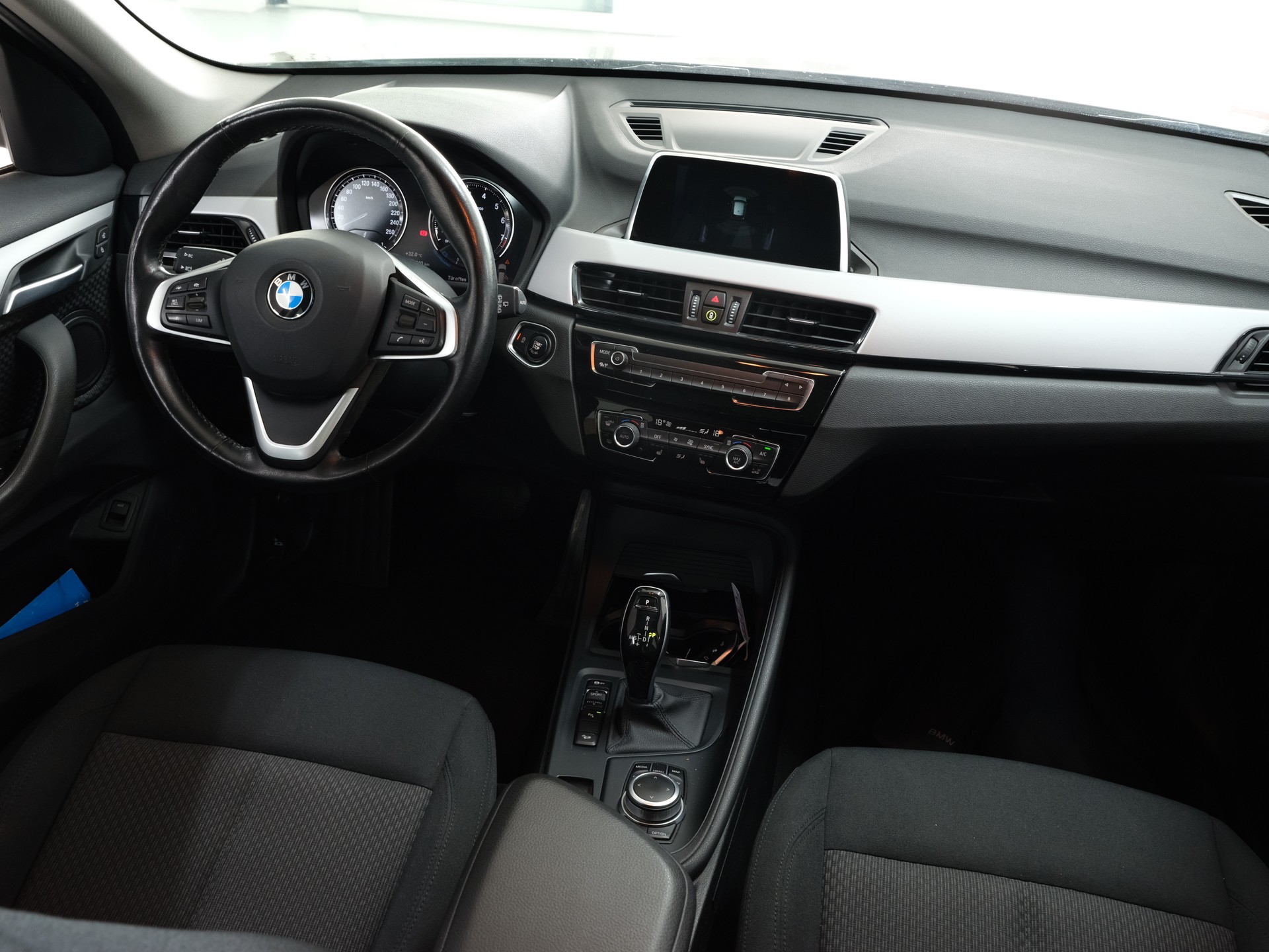 BMW X1 xDrive 20i Sport Line Steptronic *Panorama* *PDC Vorne & Hinten* *Individual*-image-12