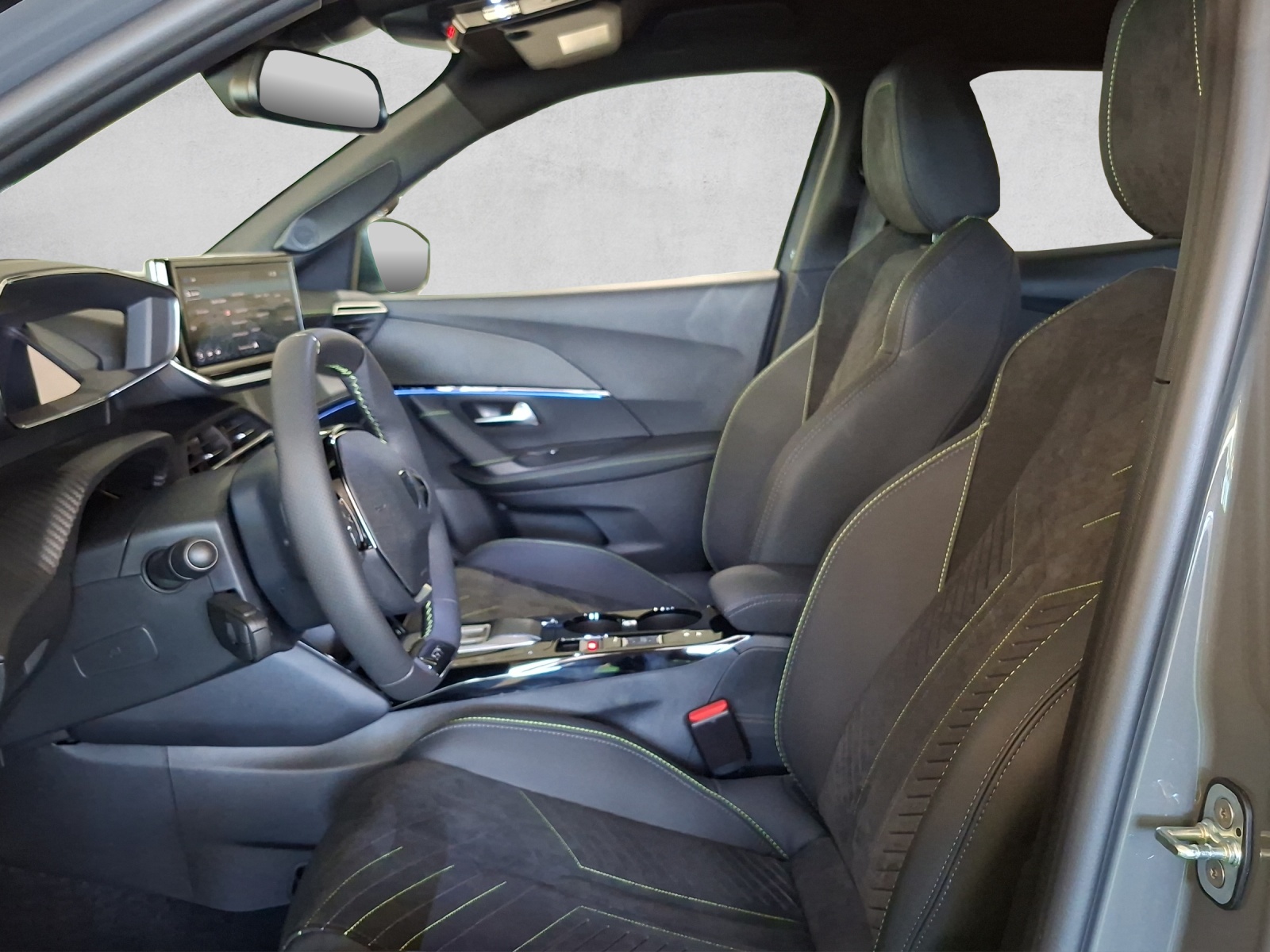 PEUGEOT 2008 1.2 Hybrid 145 GT Exclusive-image-11