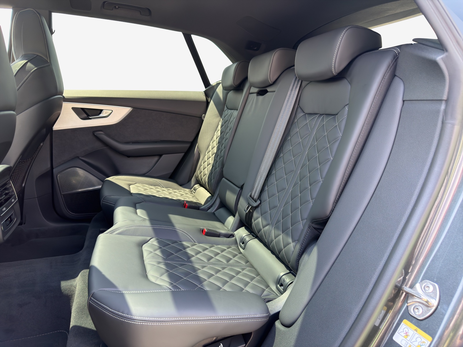 AUDI Q8 SUV TFSI e quattro 360 kW tiptronic-image-11